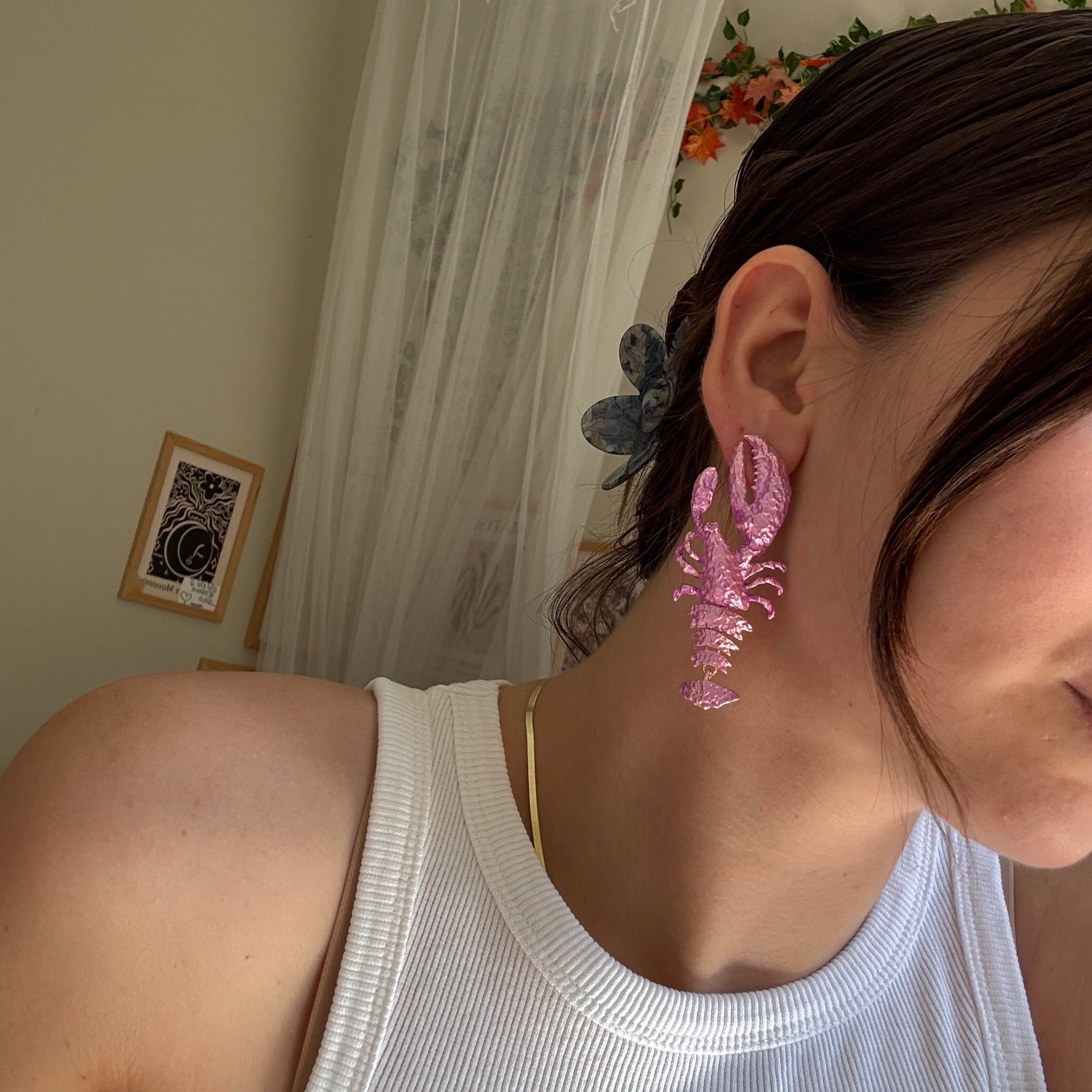 Pembe Metalik Görünümlü Istakoz Küpe