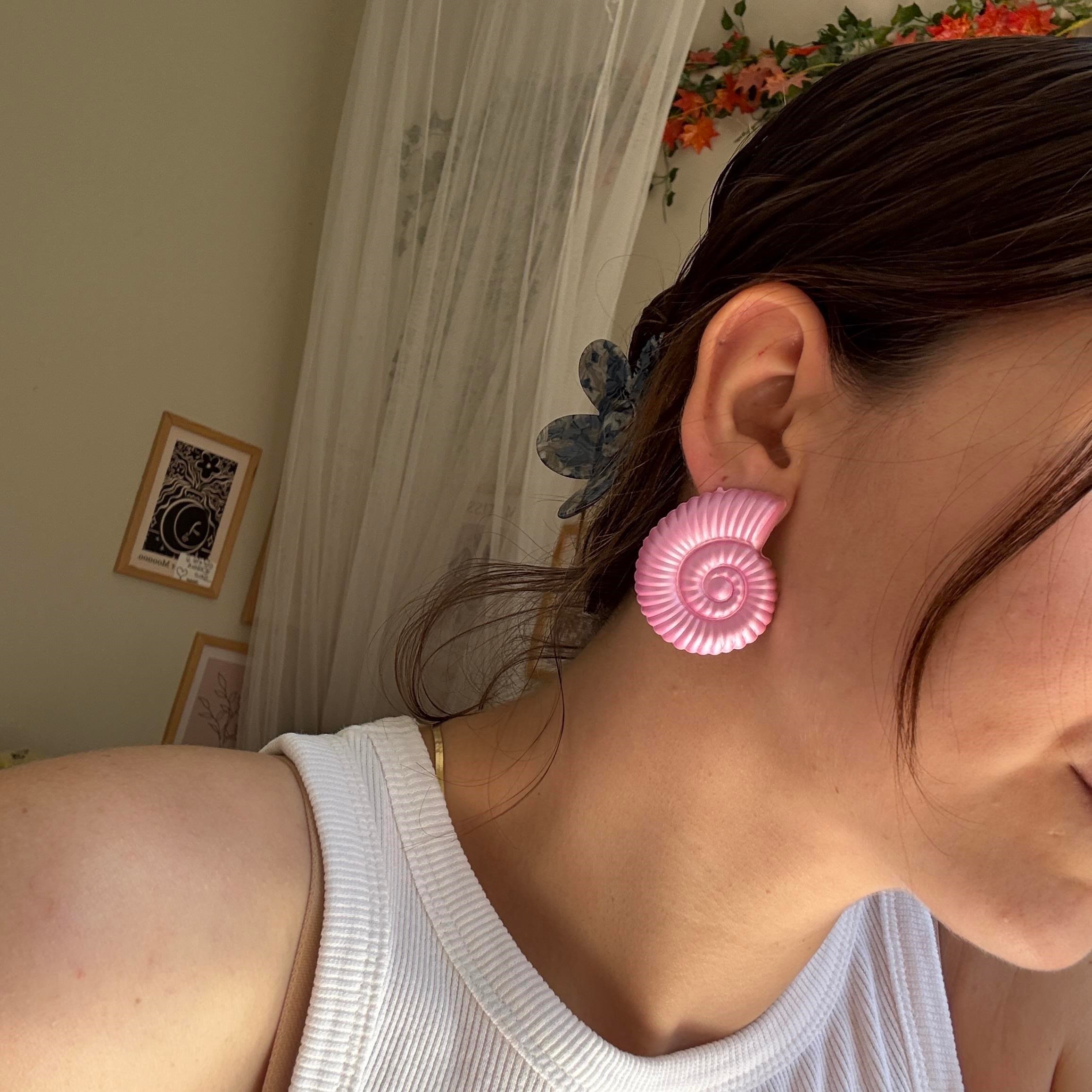 Pembe Metalik Görünümlü Salyangoz Küpe