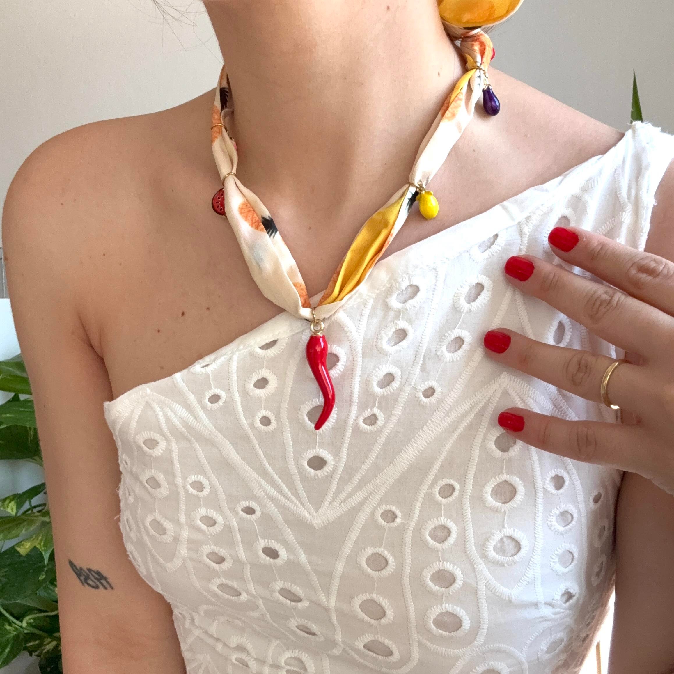 Renkli Fular Biber Charmlı Kolye