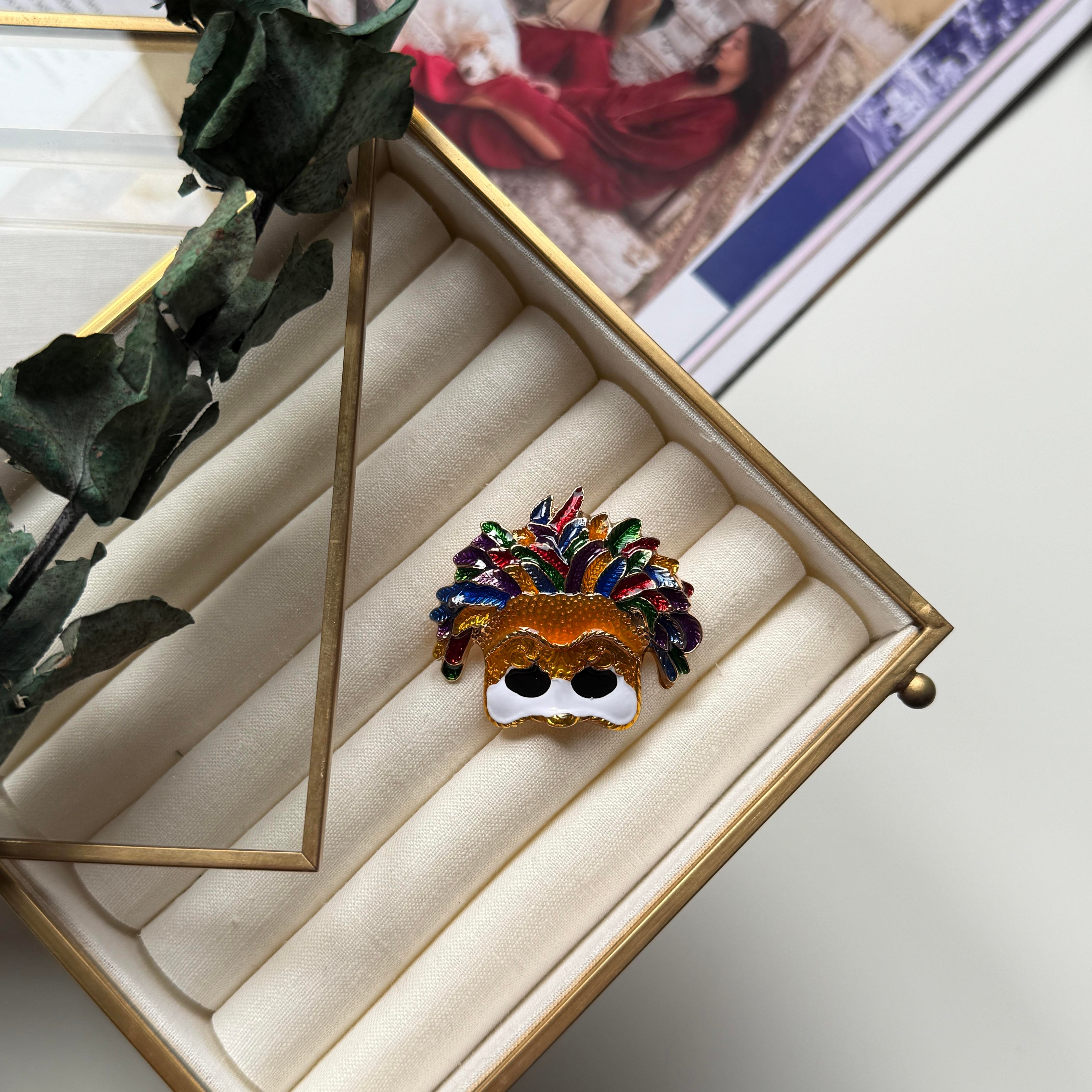Renkli Maske Broş