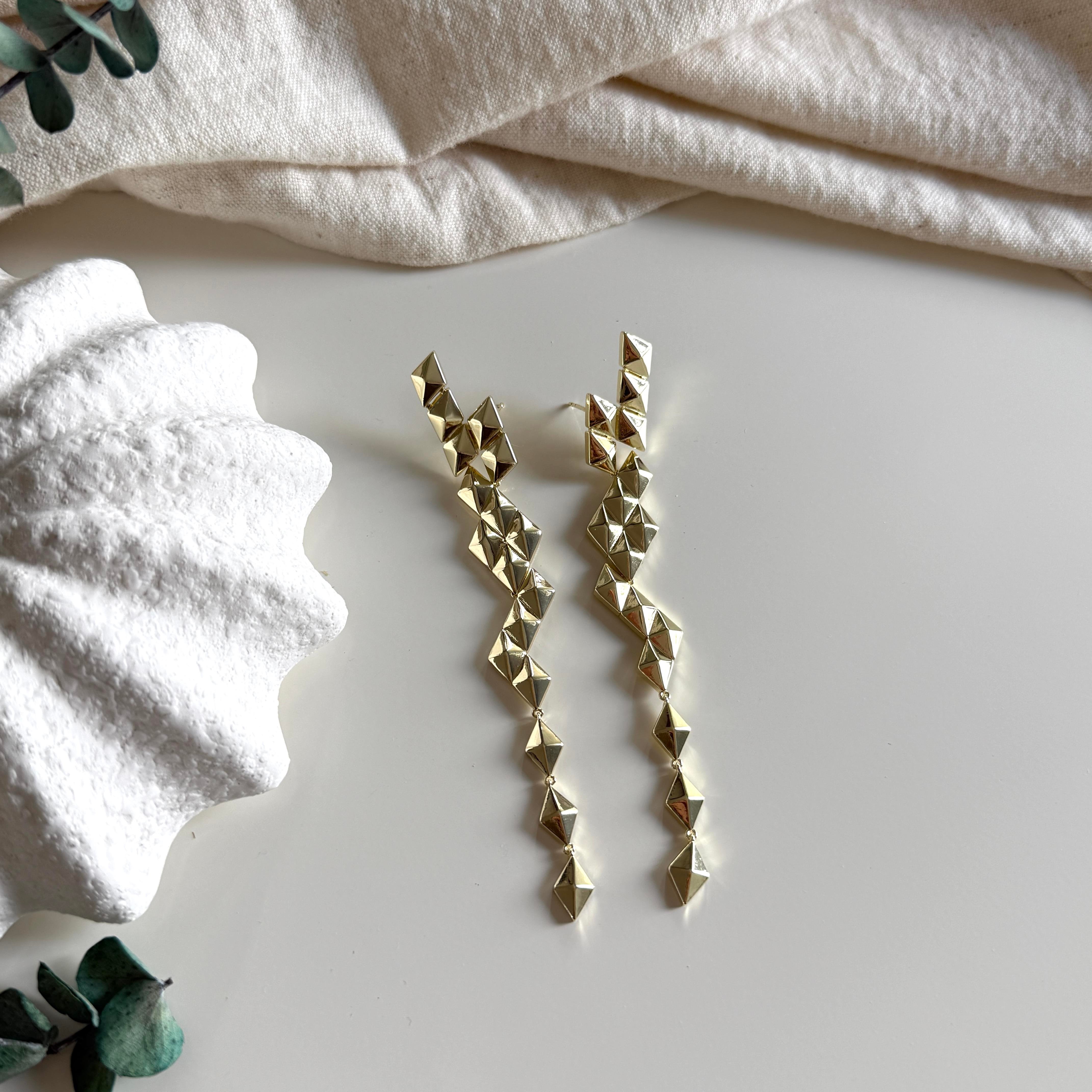 Sallantılı Tasarım Küpe