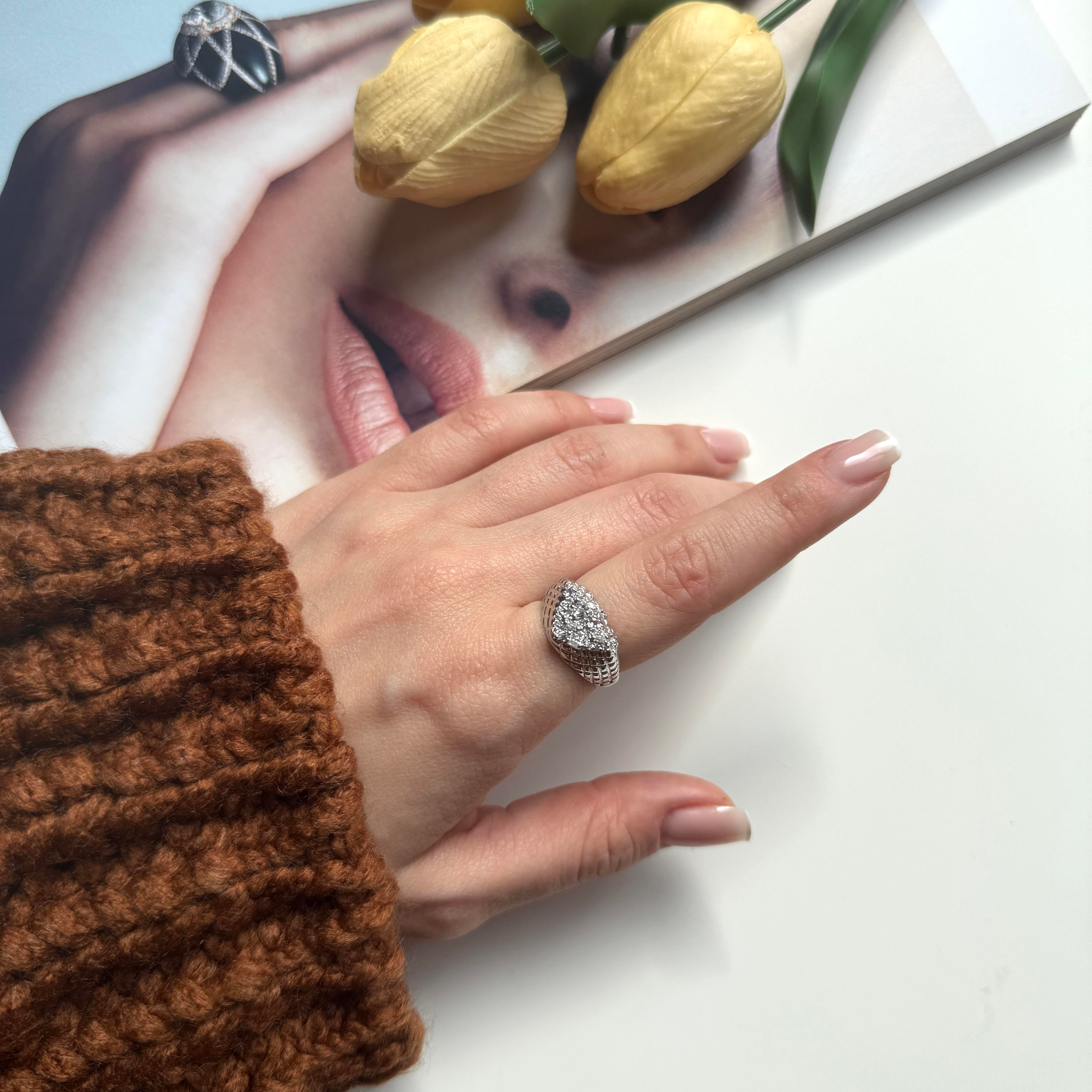 Silver Dokulu Taşlı Yüzük