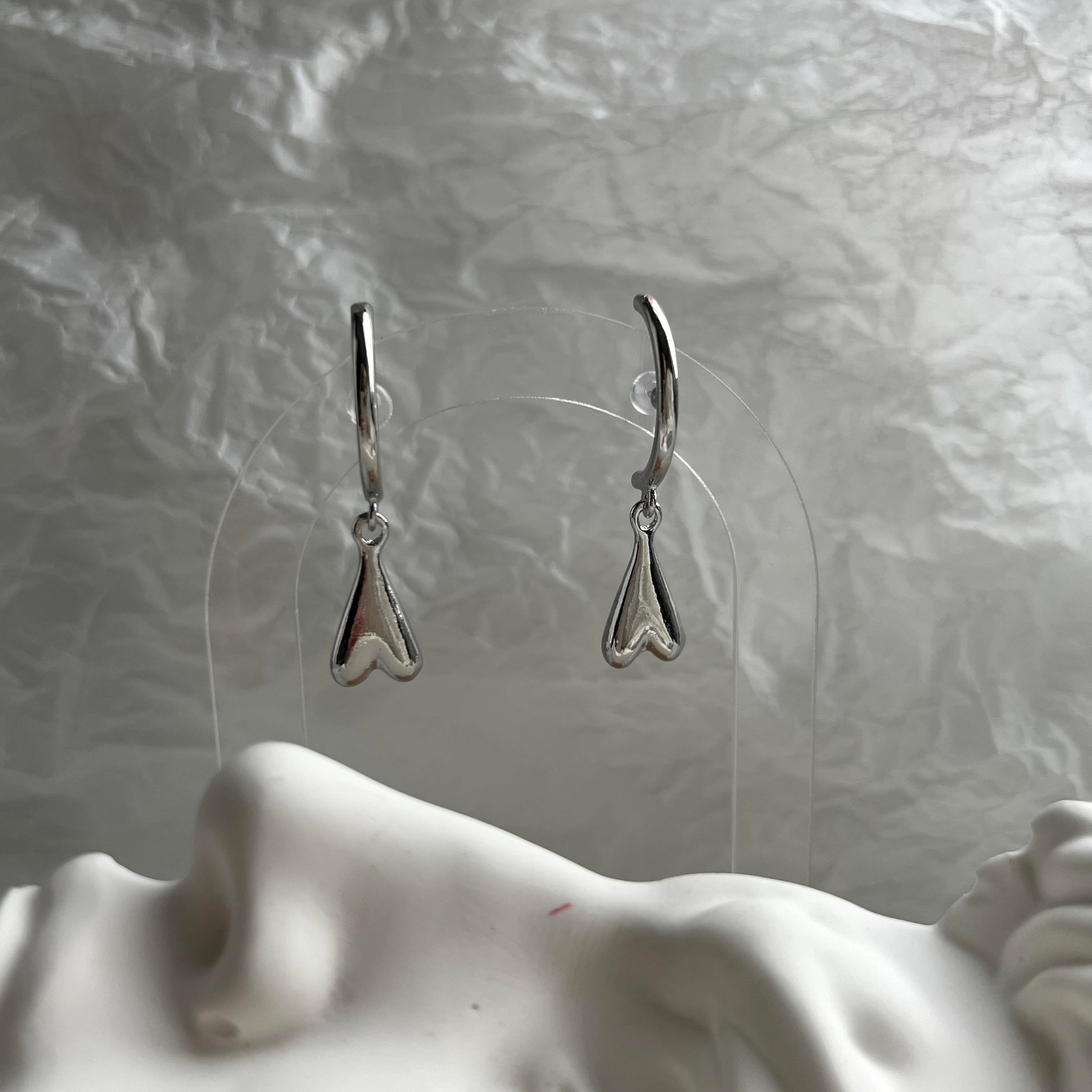 Silver Ters Sallantı Kalp Küpe