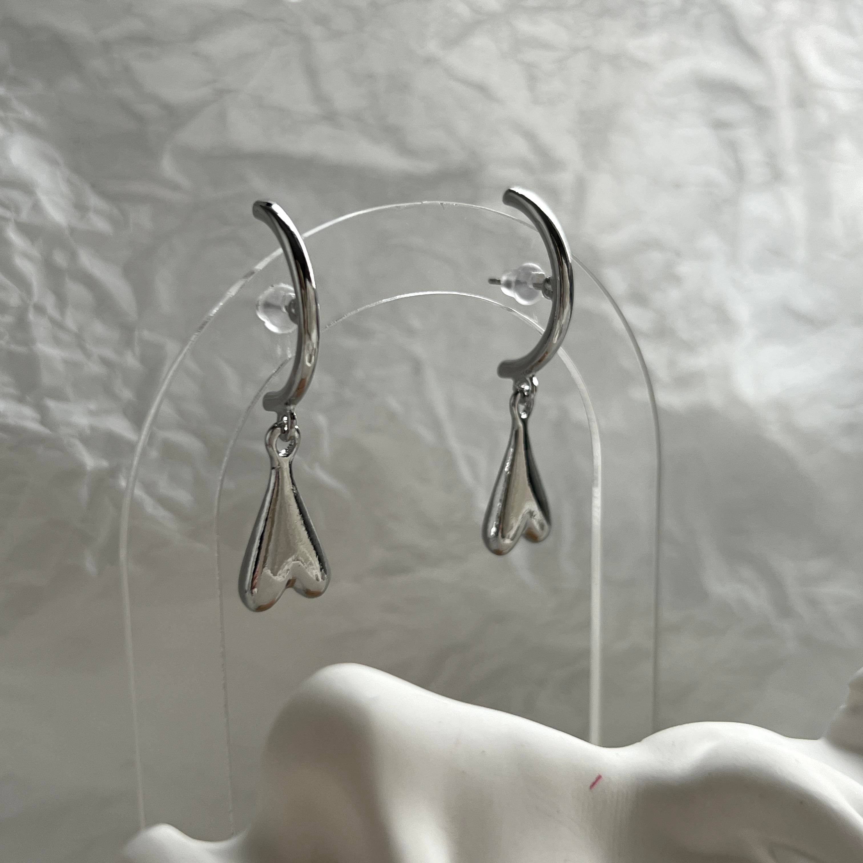 Silver Ters Sallantı Kalp Küpe