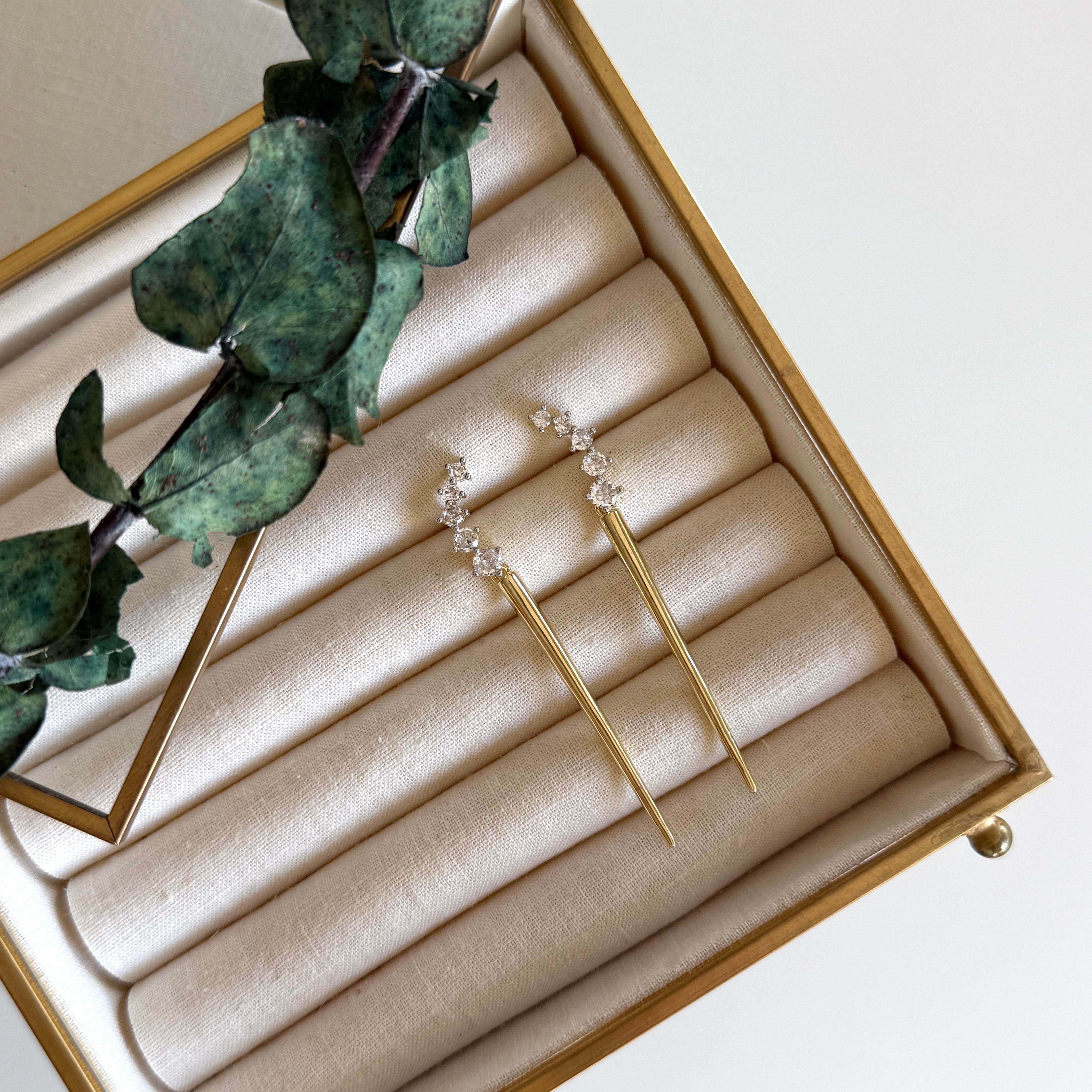 Sıralı Taş Detaylı Gold Küpe