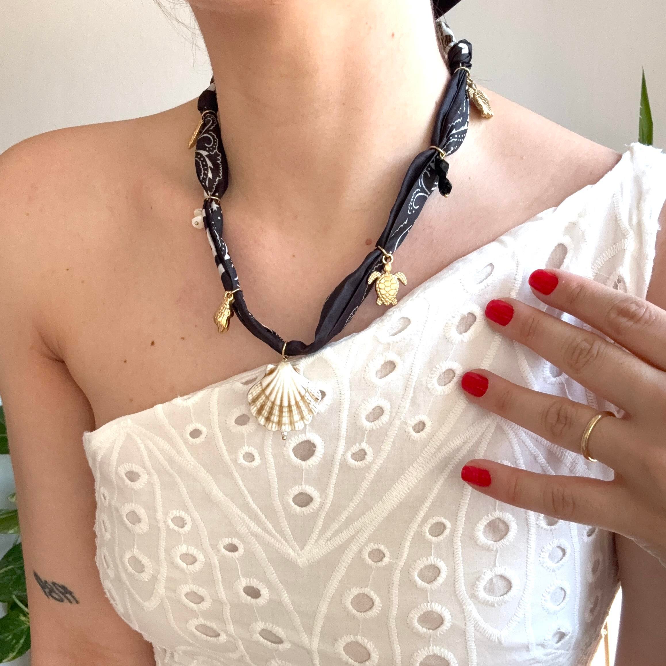 Siyah Fular İstiridye Charmlı Kolye