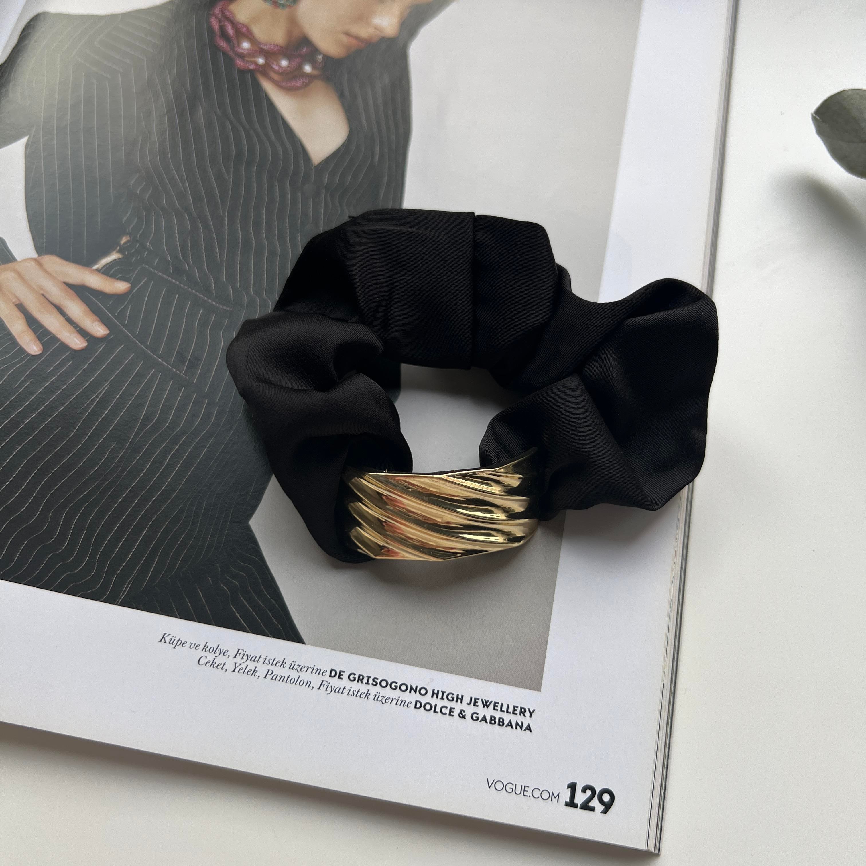 Siyah Gold Plaka Detaylı Scrunchie