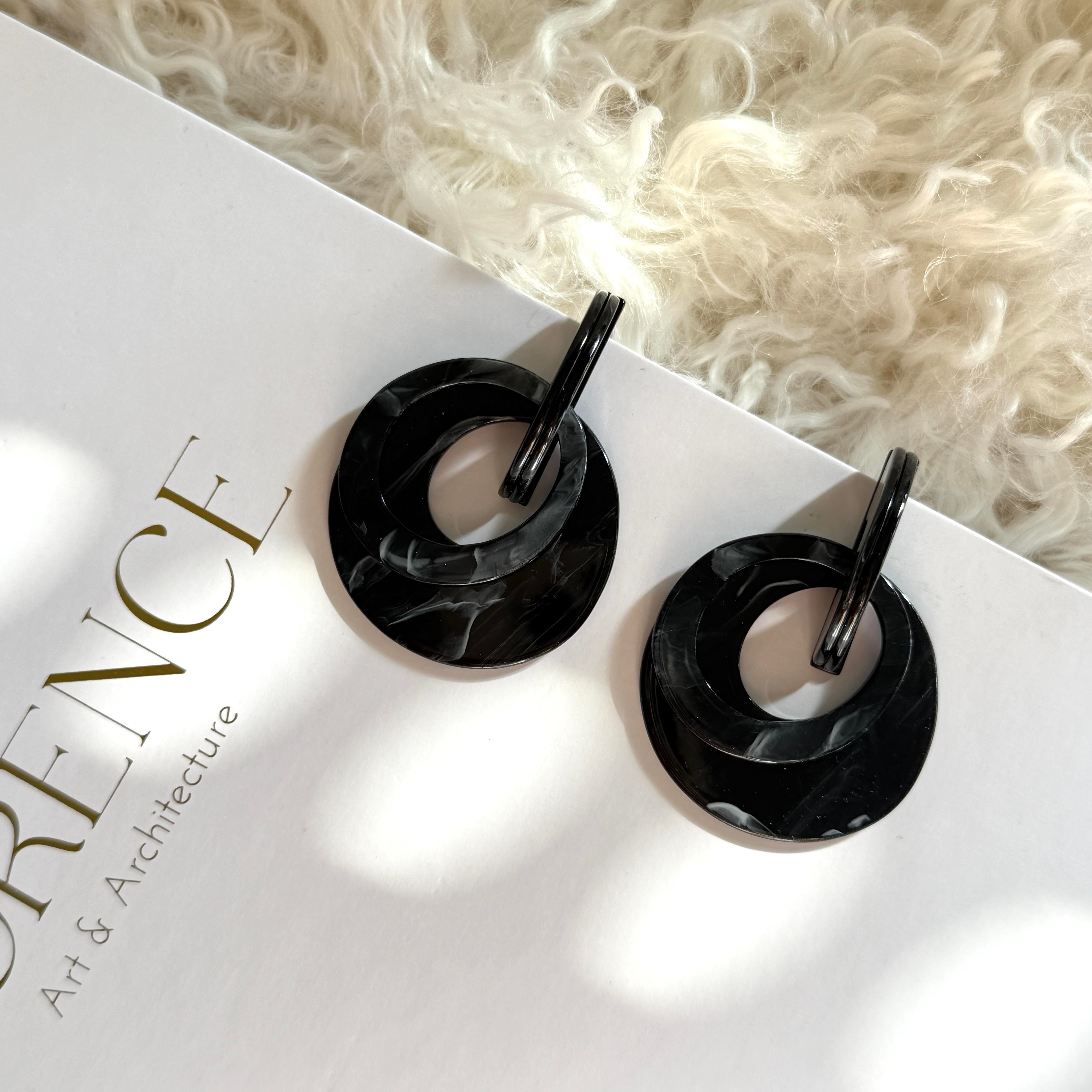 Siyah Halkalı Akrilik Küpe