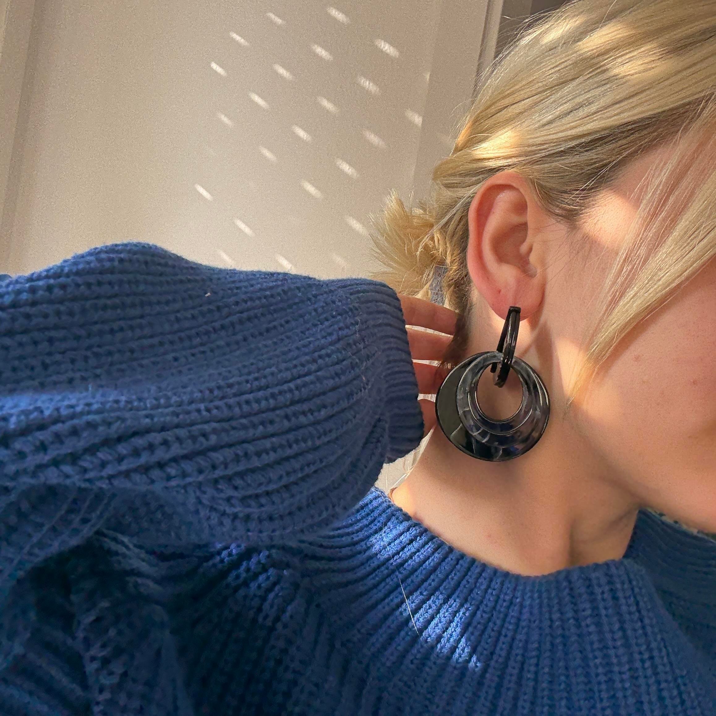 Siyah Halkalı Akrilik Küpe