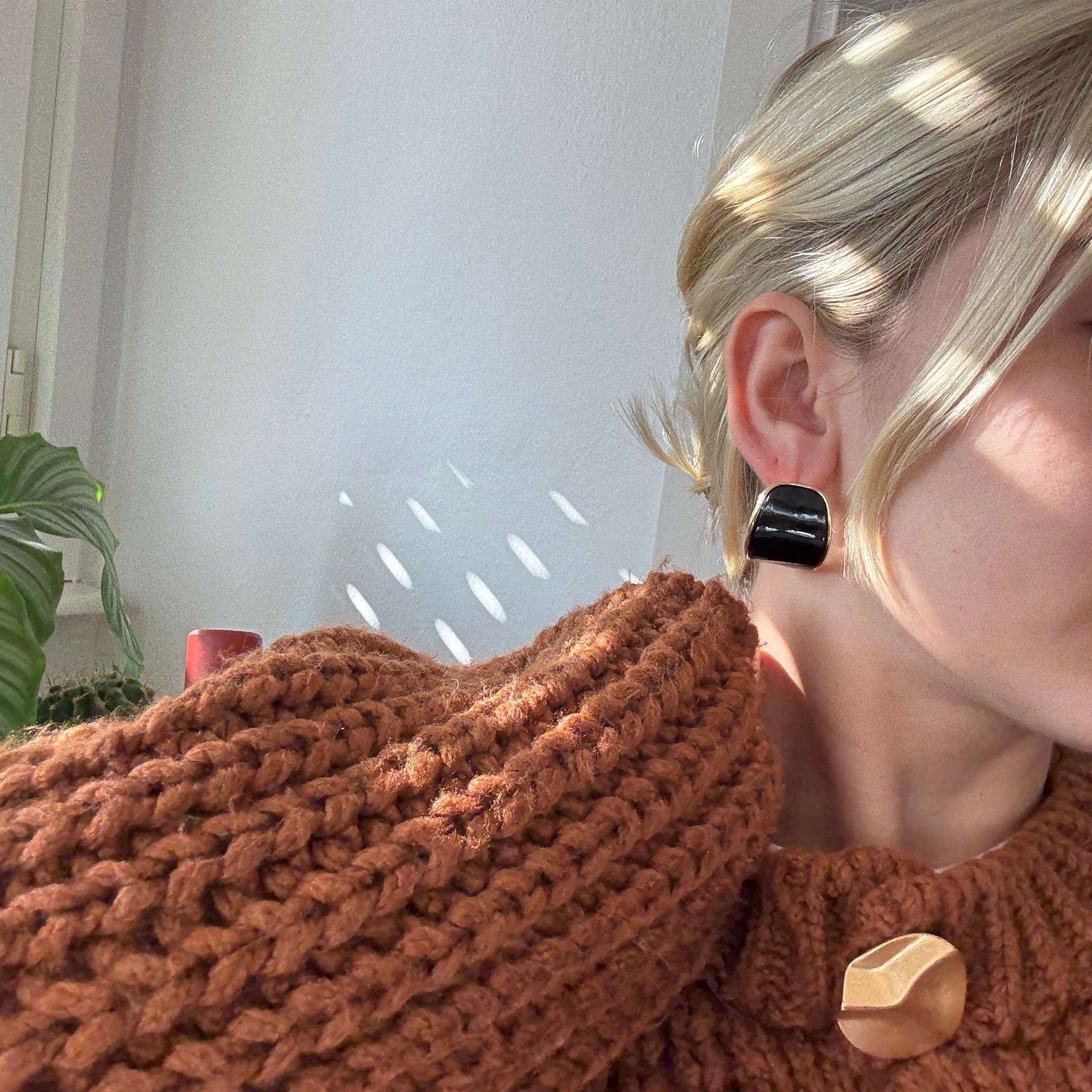 Siyah Kemik Yarım Halka Küpe