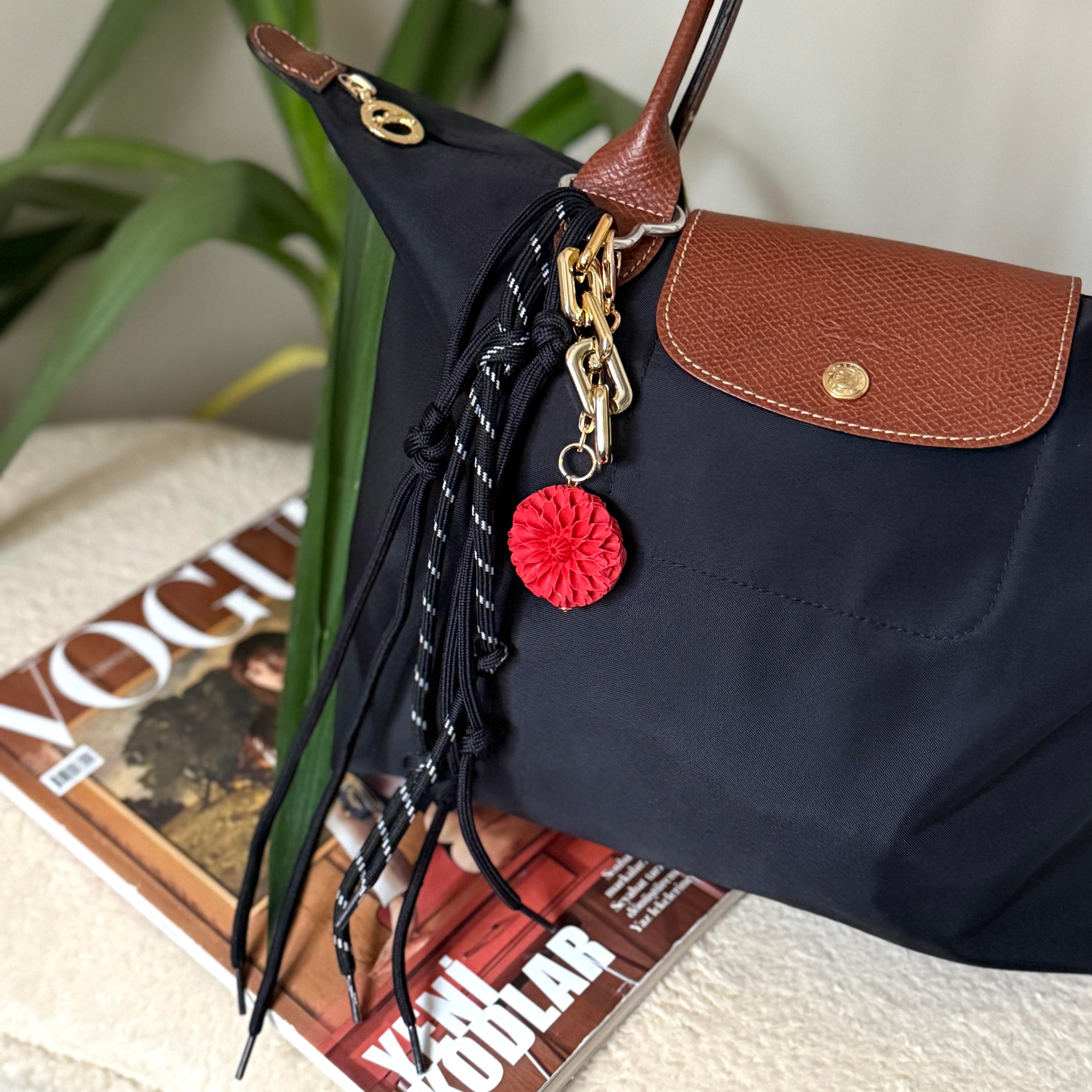 Siyah Kordonlu Çiçek Çanta Aksesuarı&Anahtarlık