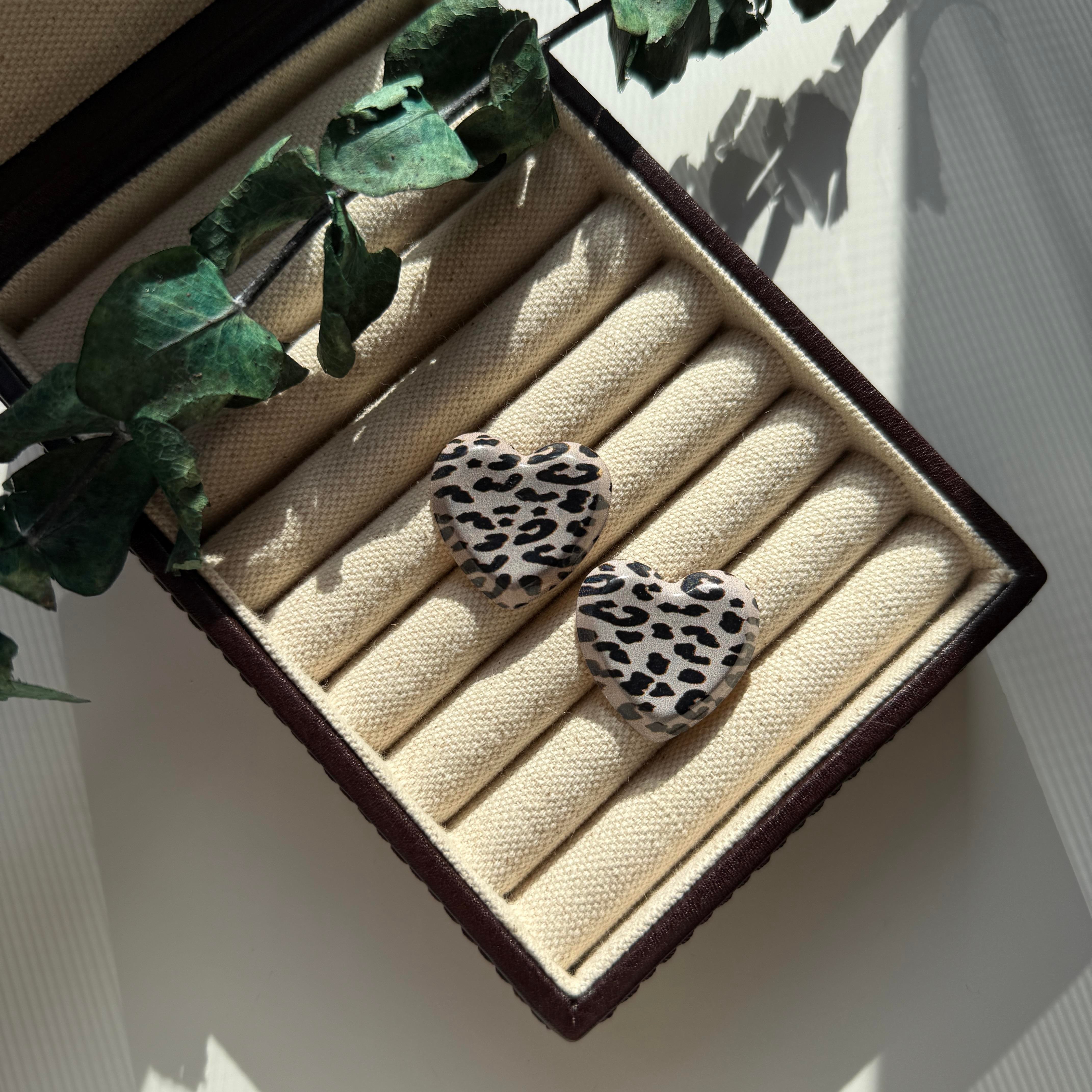 Siyah Leoparlı Kalp Küpe