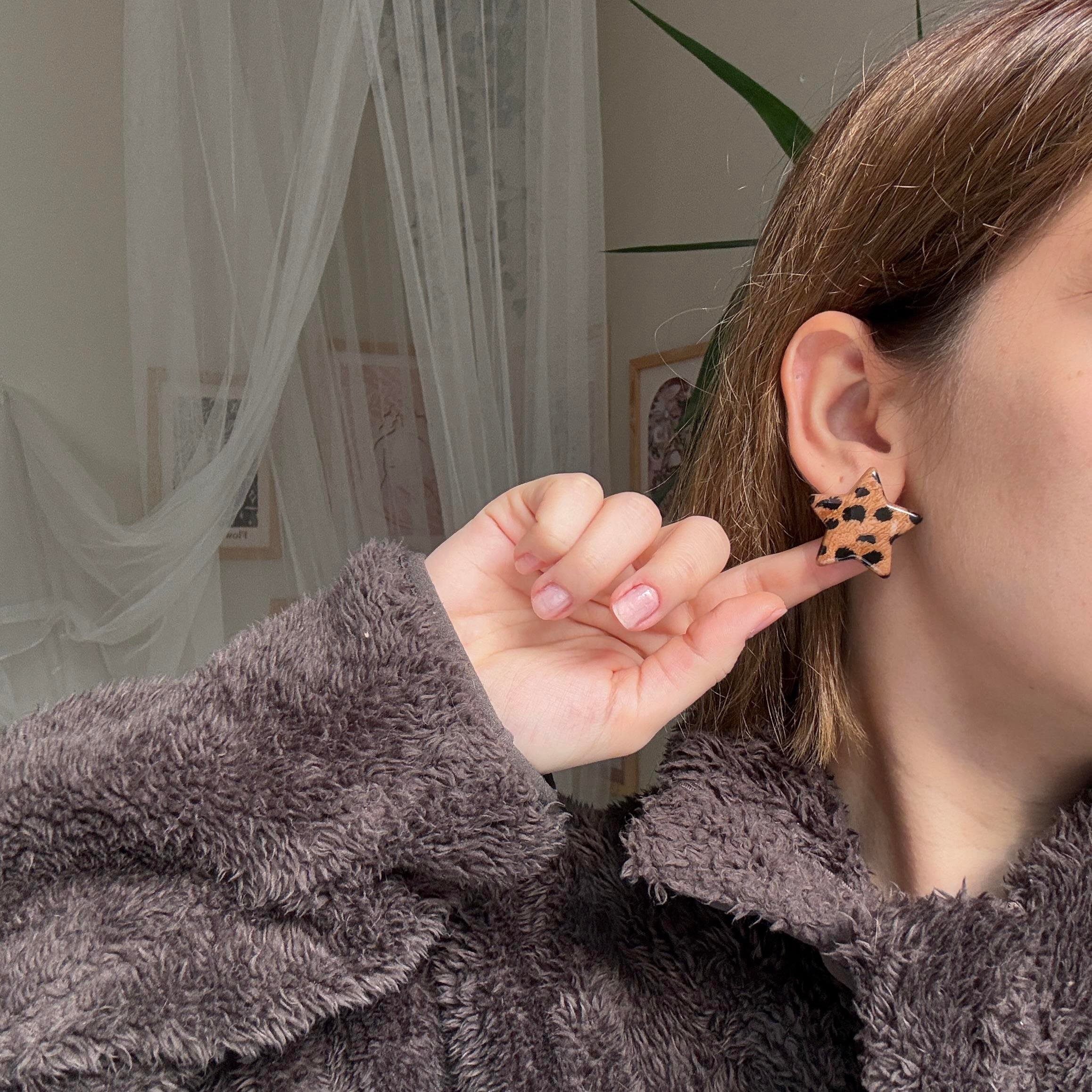 Siyah Leoparlı Yıldız Küpe