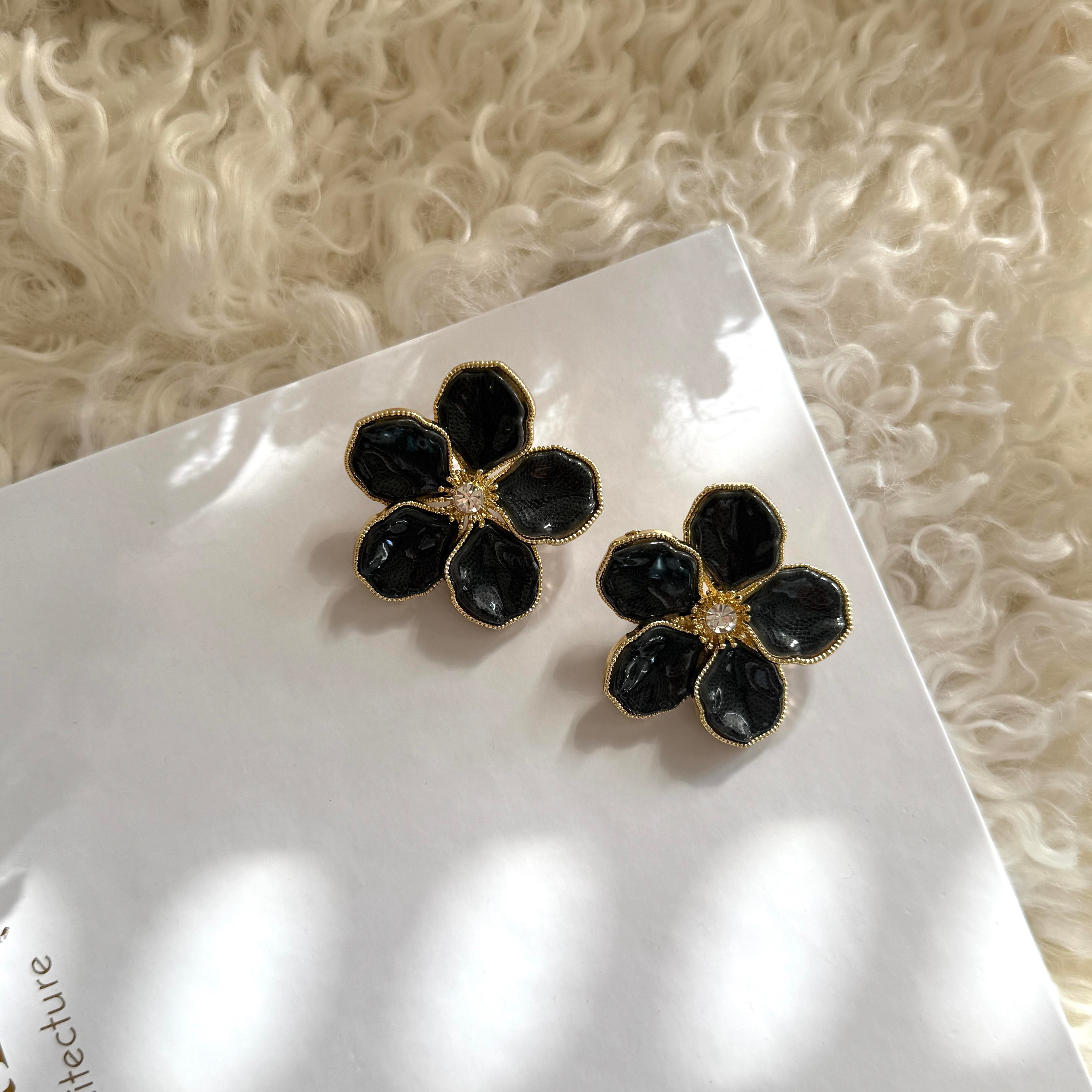 Siyah Mineli Çiçek Küpe