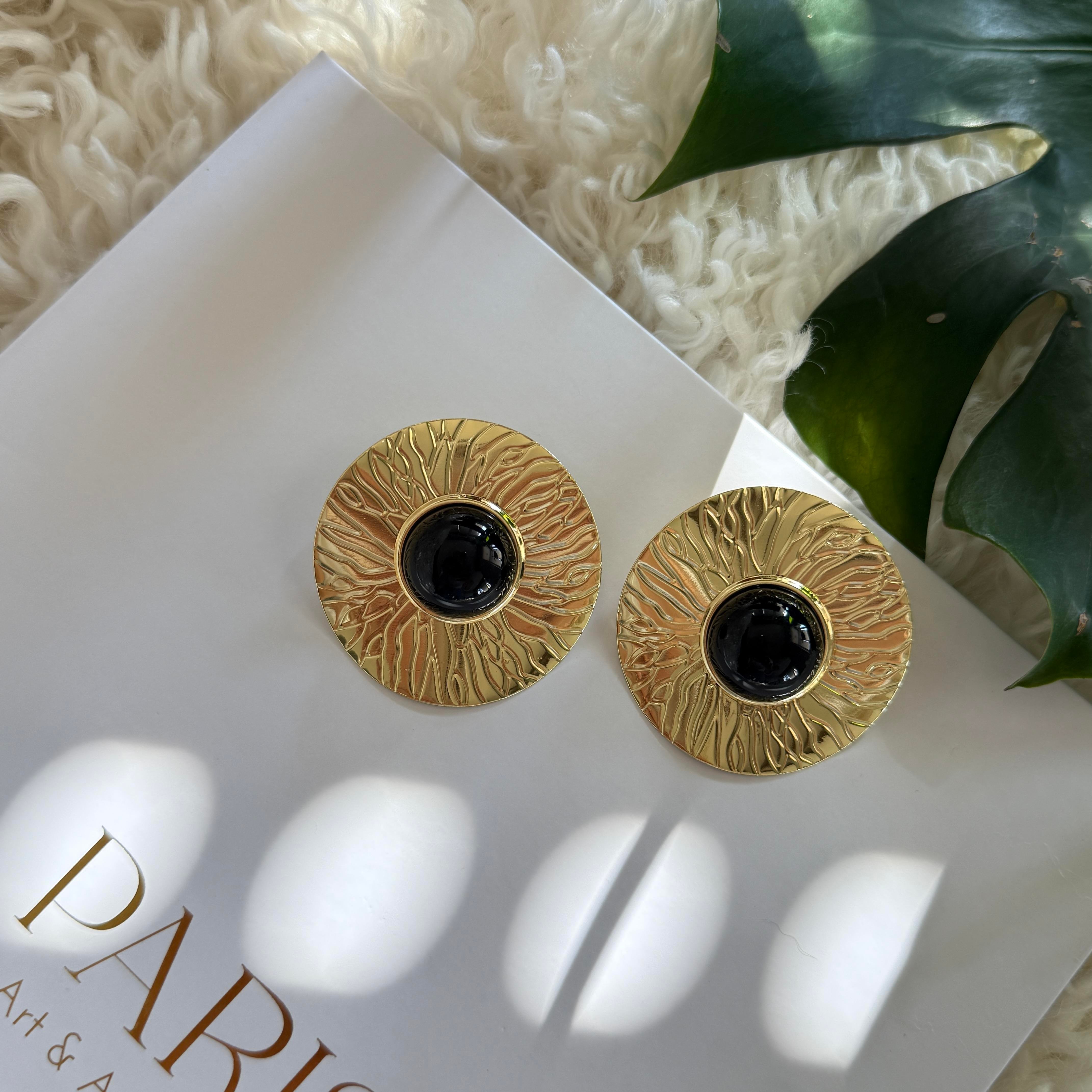 Siyah Mineli Ezme Yuvarlak Küpe