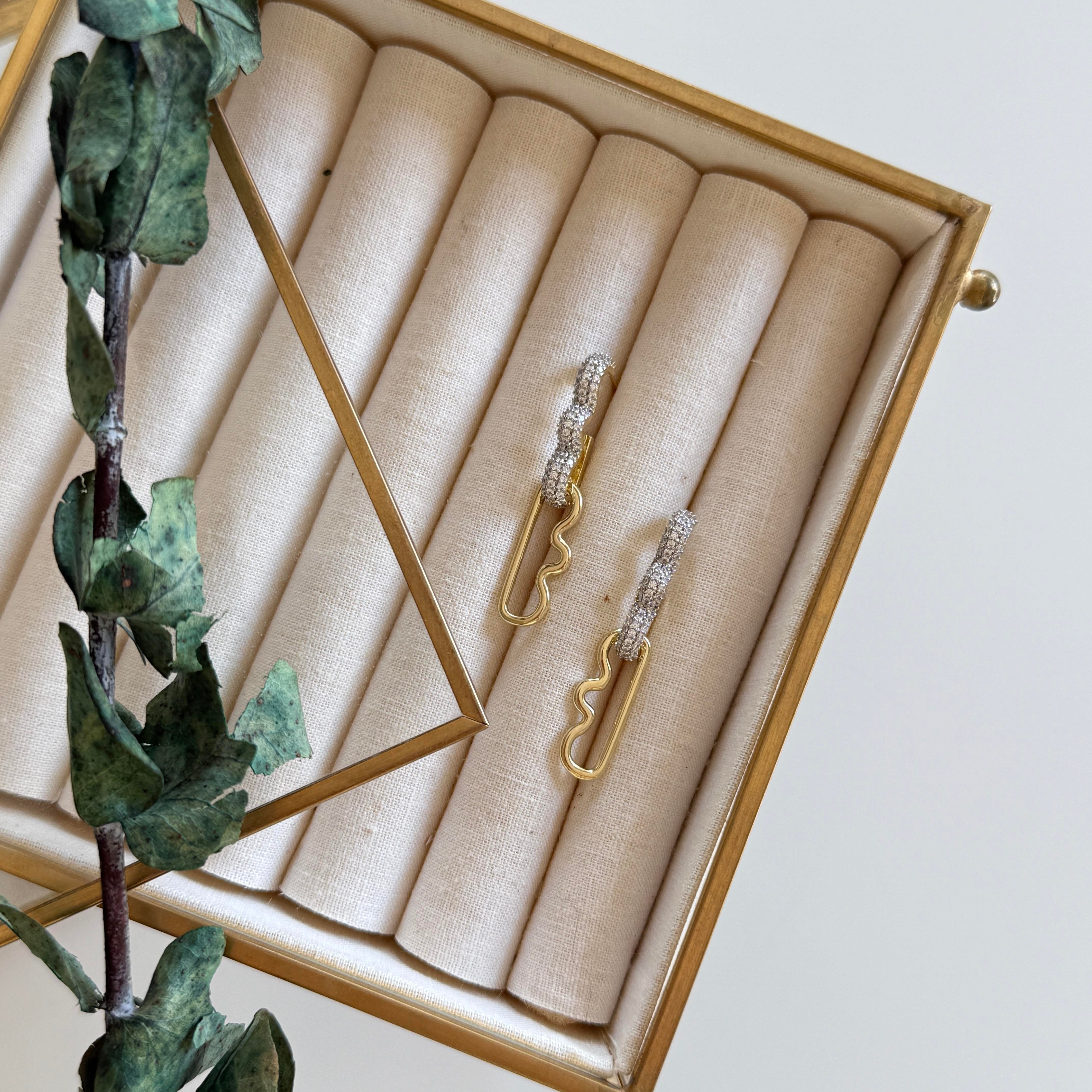 Taşlı Dalgalı Tasarım Küpe