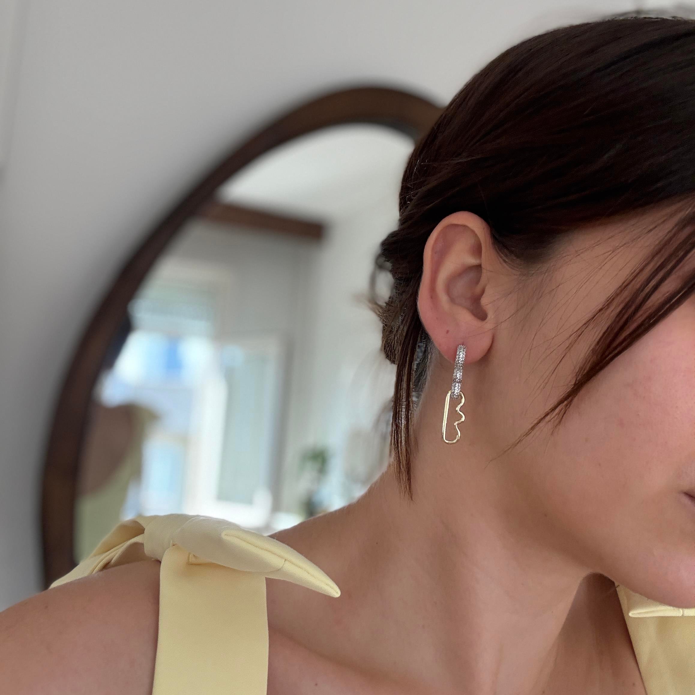 Taşlı Dalgalı Tasarım Küpe