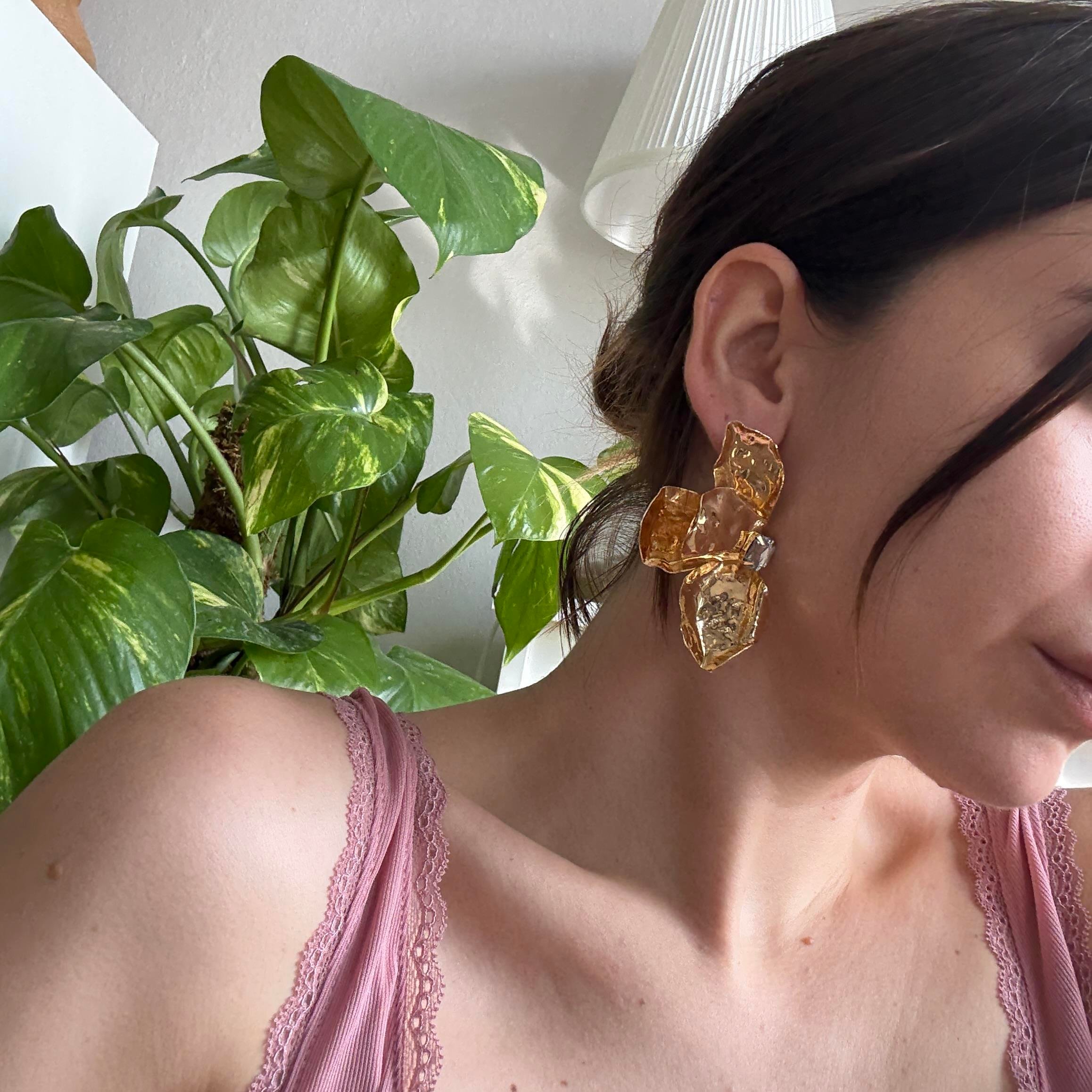 Taşlı Gold Çiçek Küpe