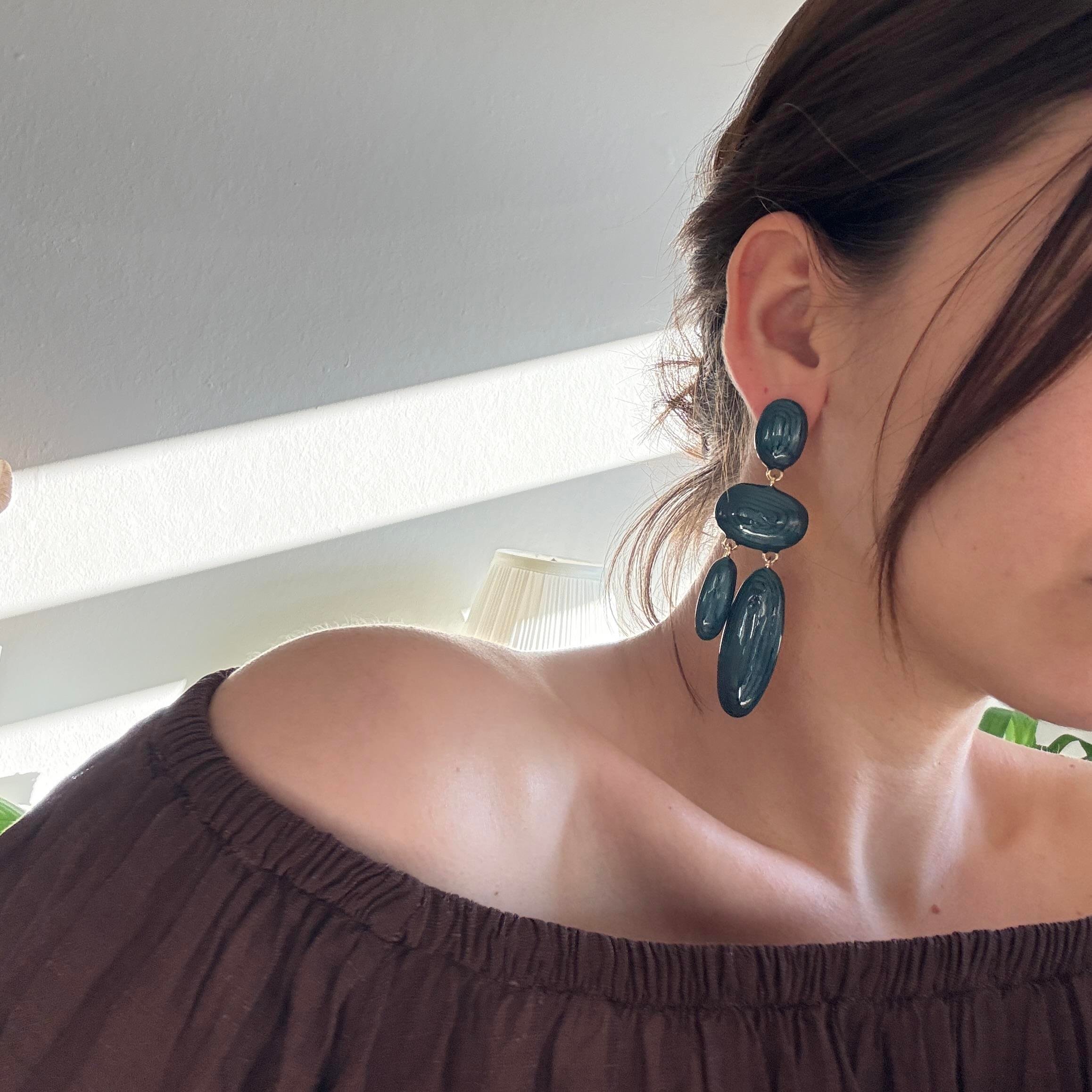 Turkuaz Mineli Sallantılı Oval Küpe