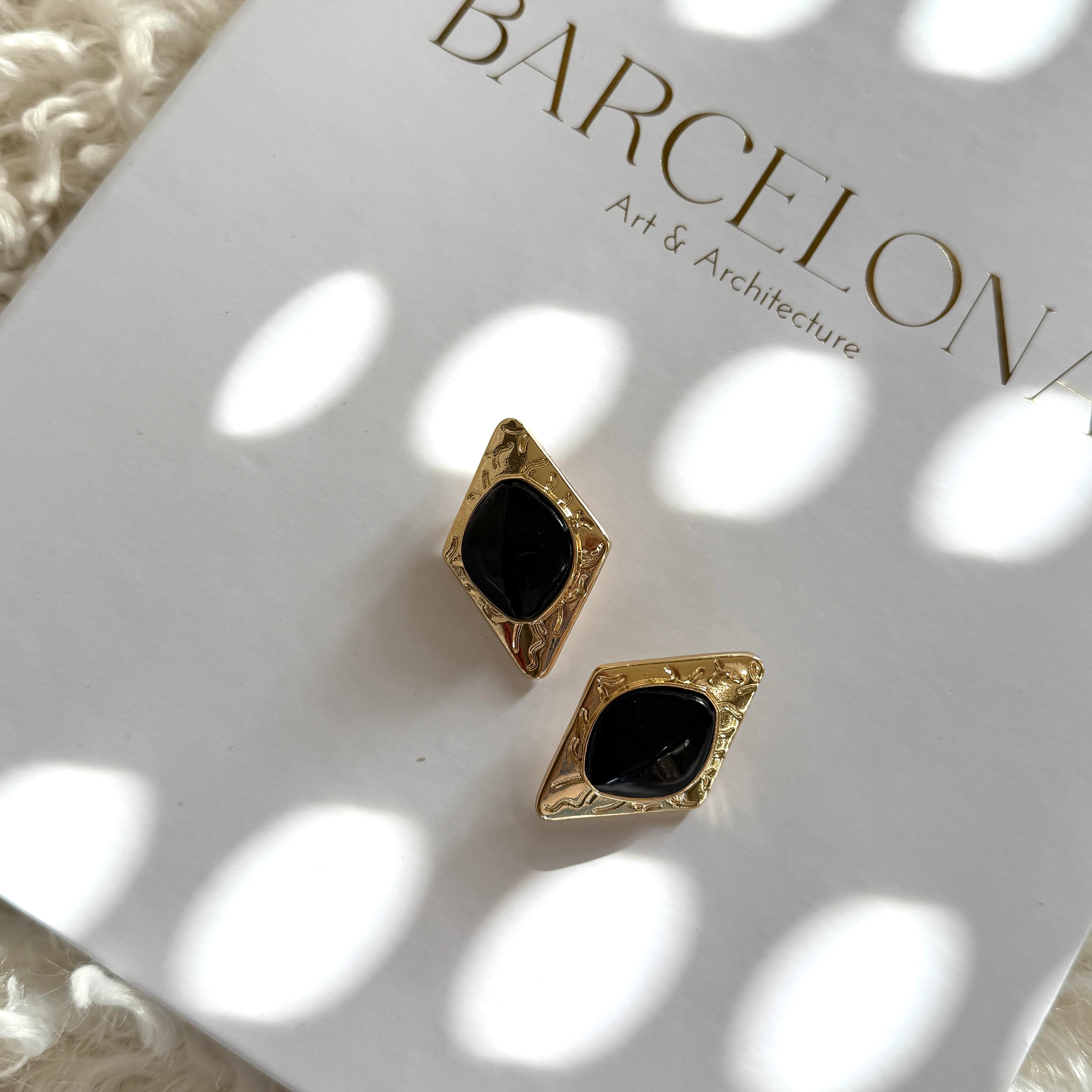 Üçgen Siyah Mineli Gold Vintage Küpe