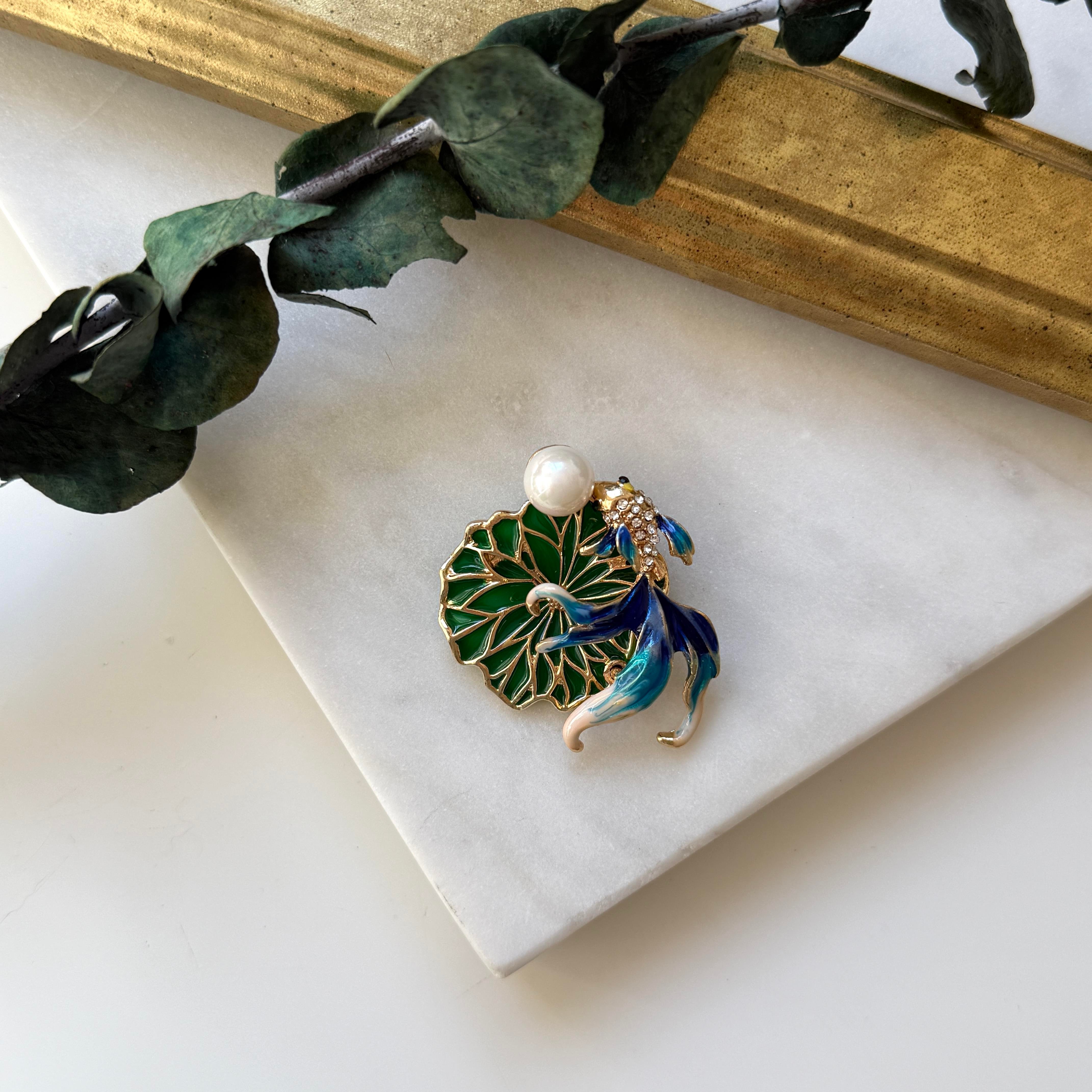 Yapraklı Turkuaz Koi Balığı Broş