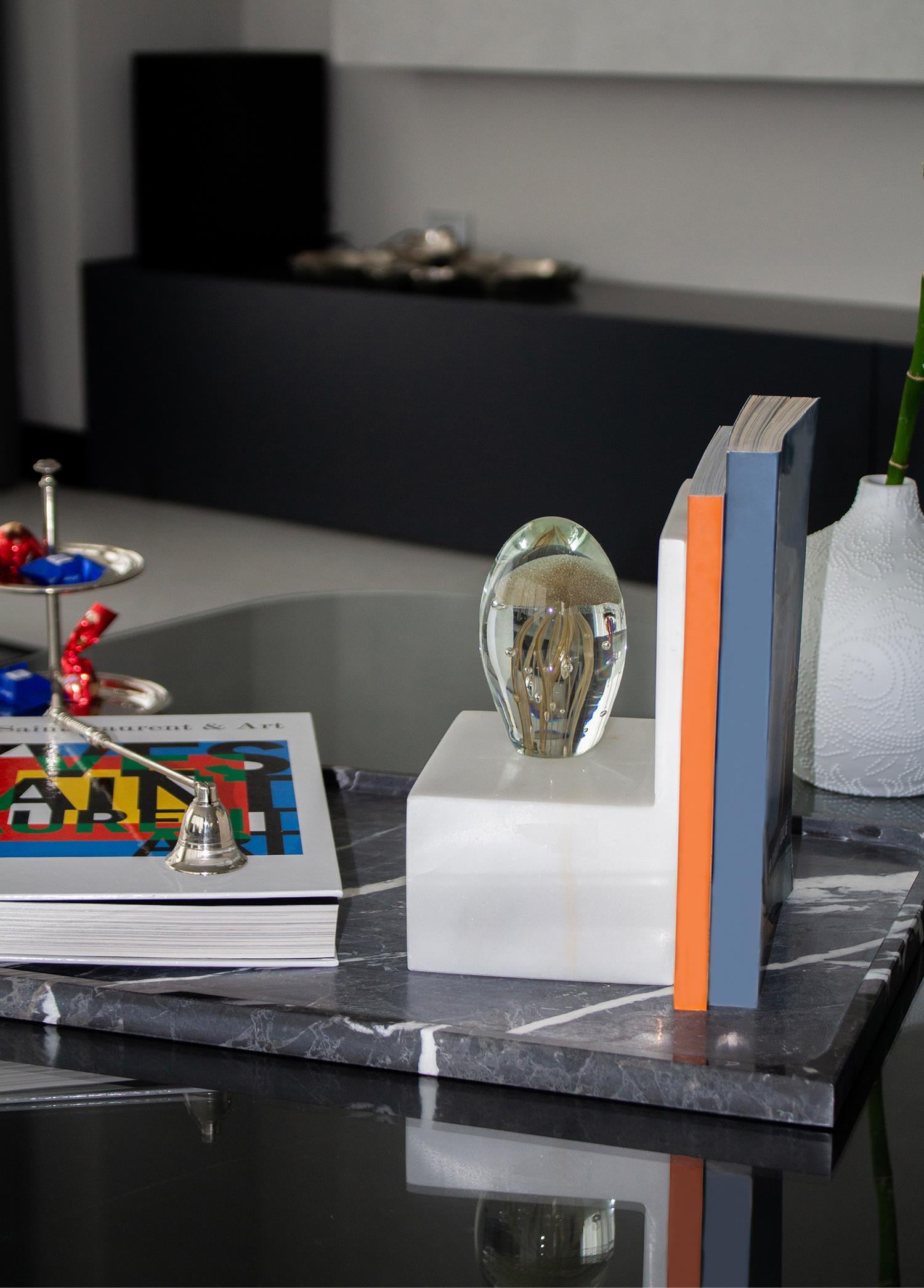 Lyra Book Holder