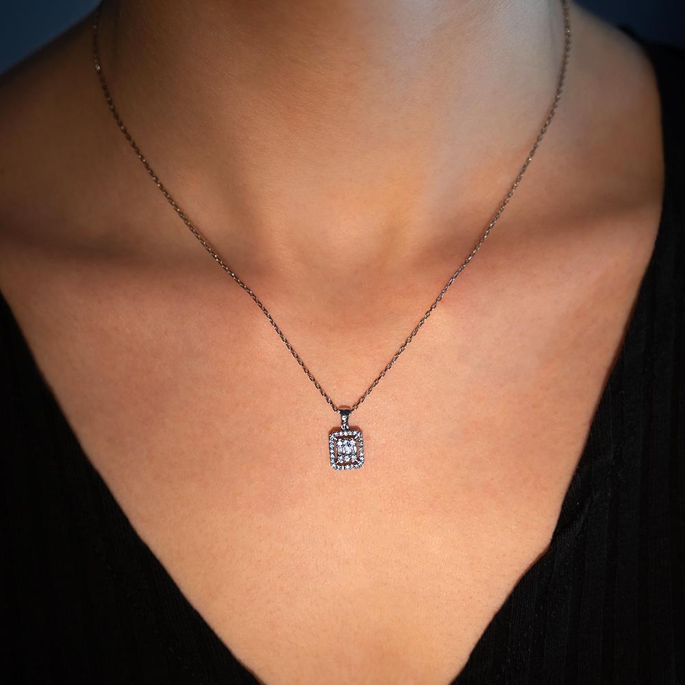 0.29 Karat Baget Pırlanta Kolye