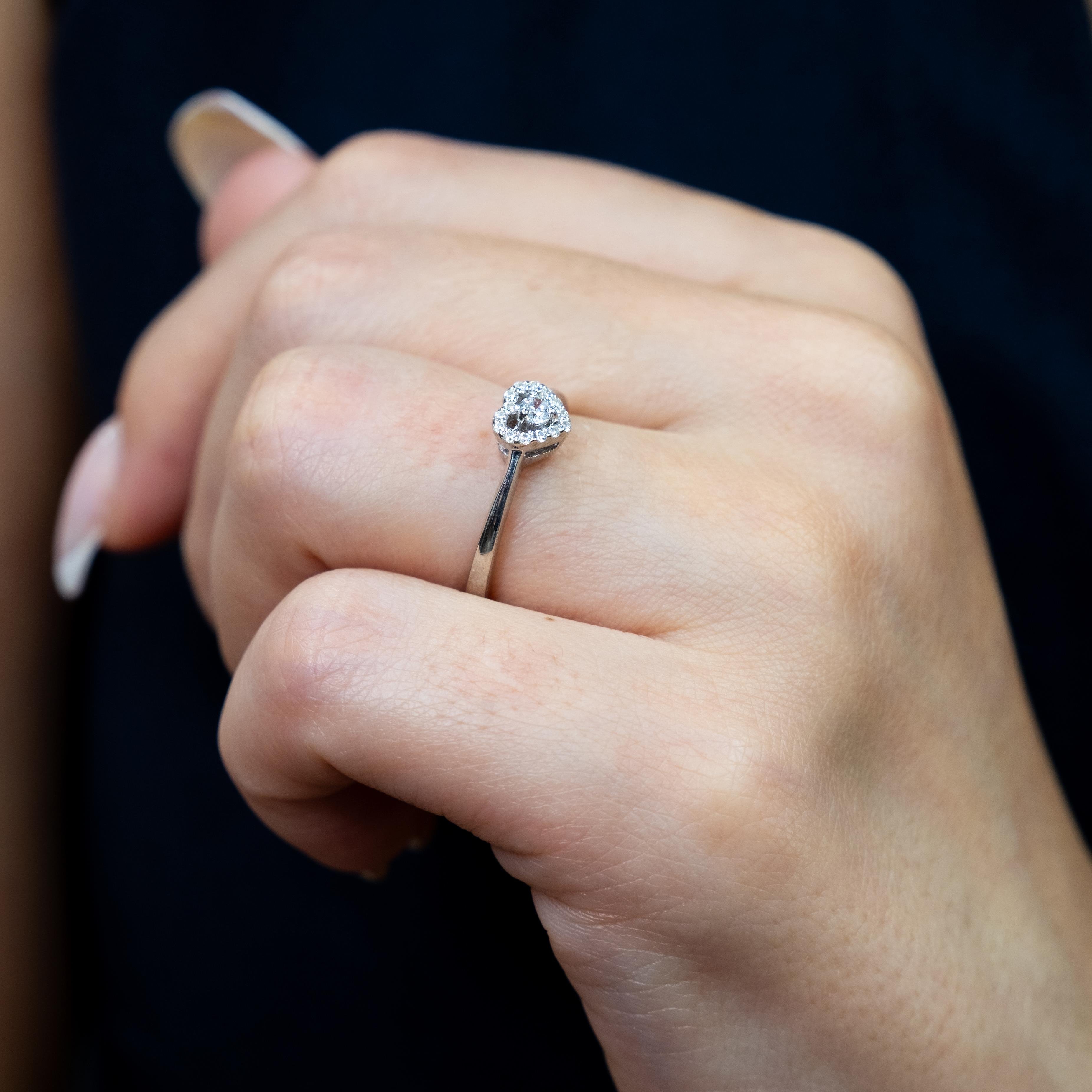 0.15 Karat Kalp Tektaş Yüzük