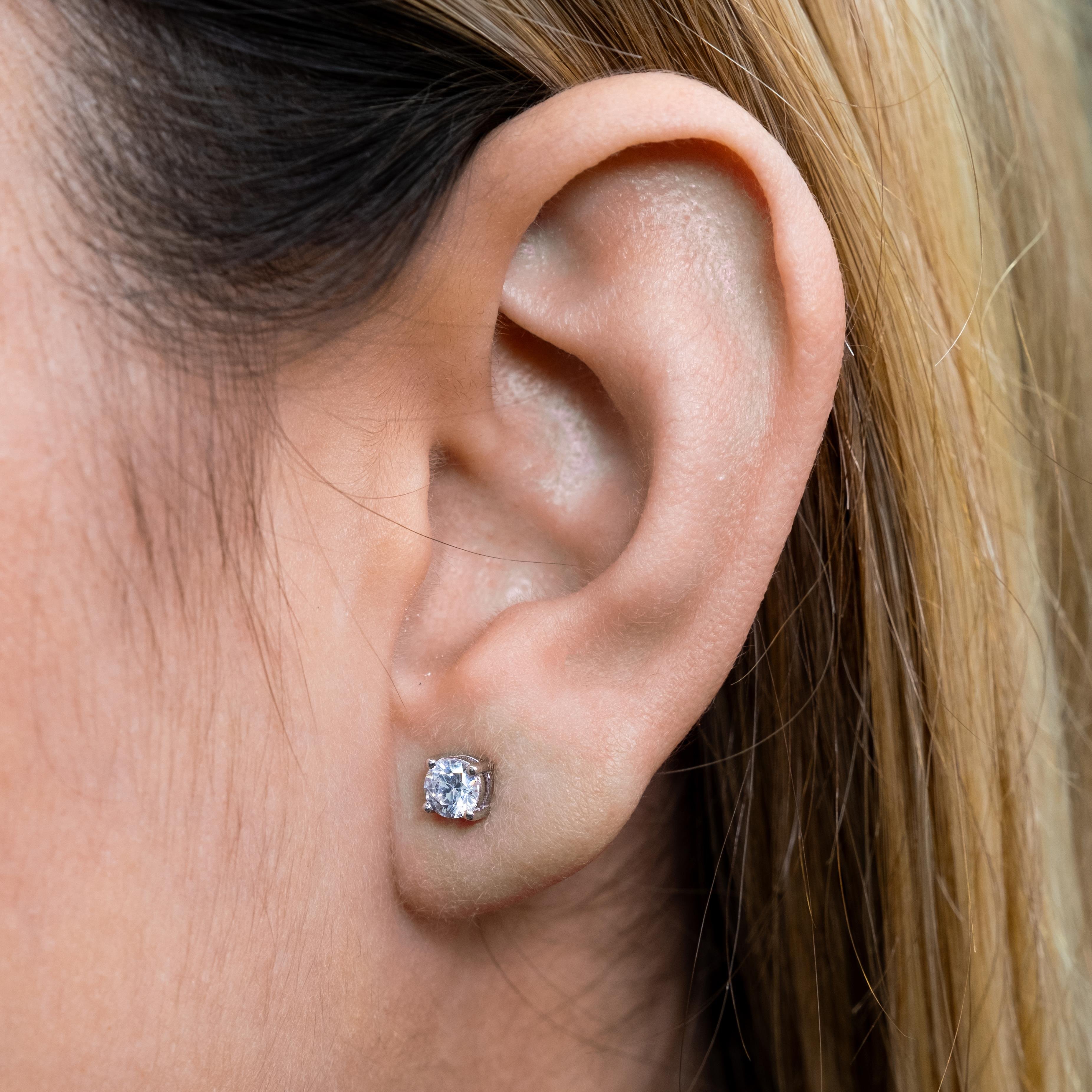 G Renk 0,70 Karat Pırlanta Tektaş Küpe