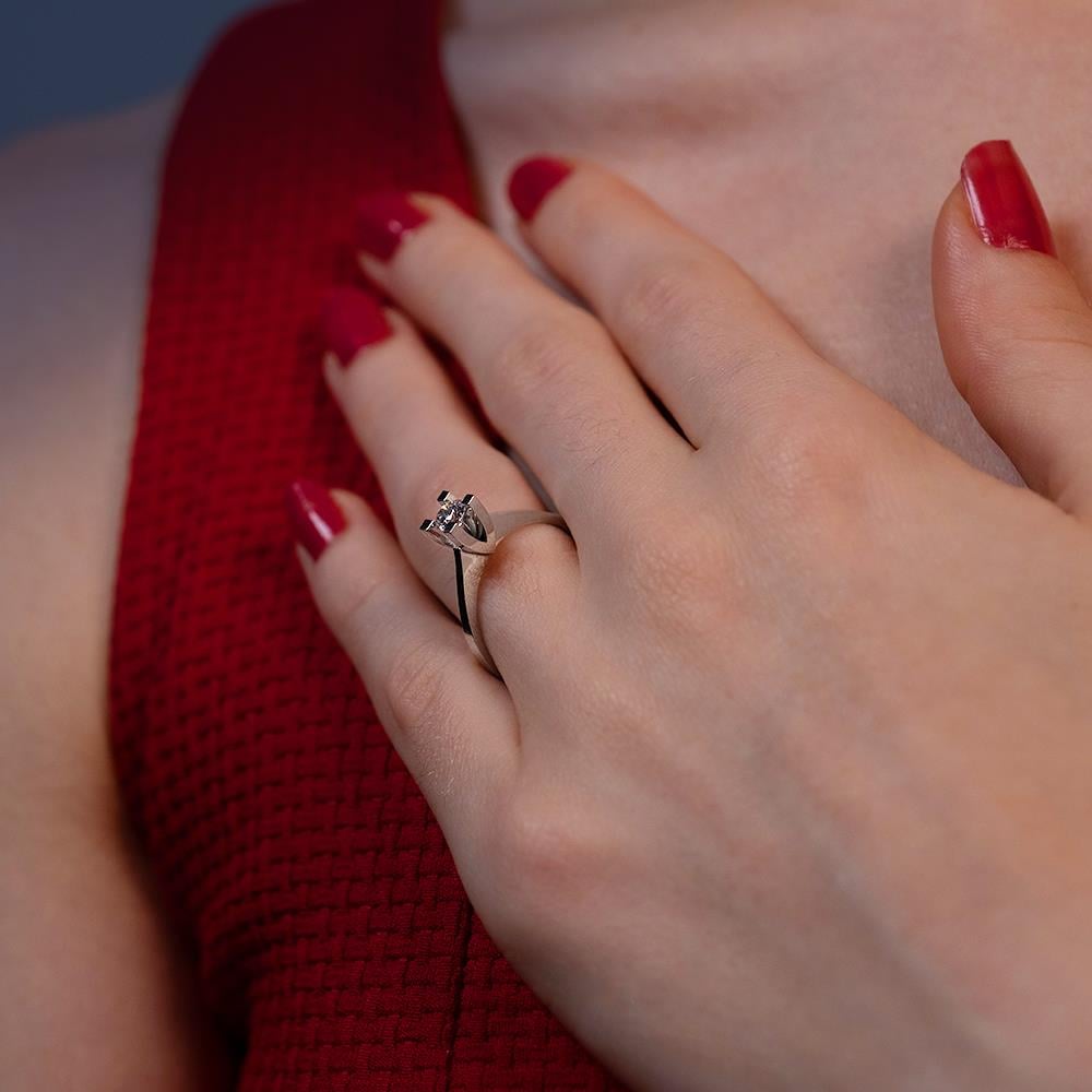 H Renk 0.30 Karat Pırlanta Tektaş Yüzük