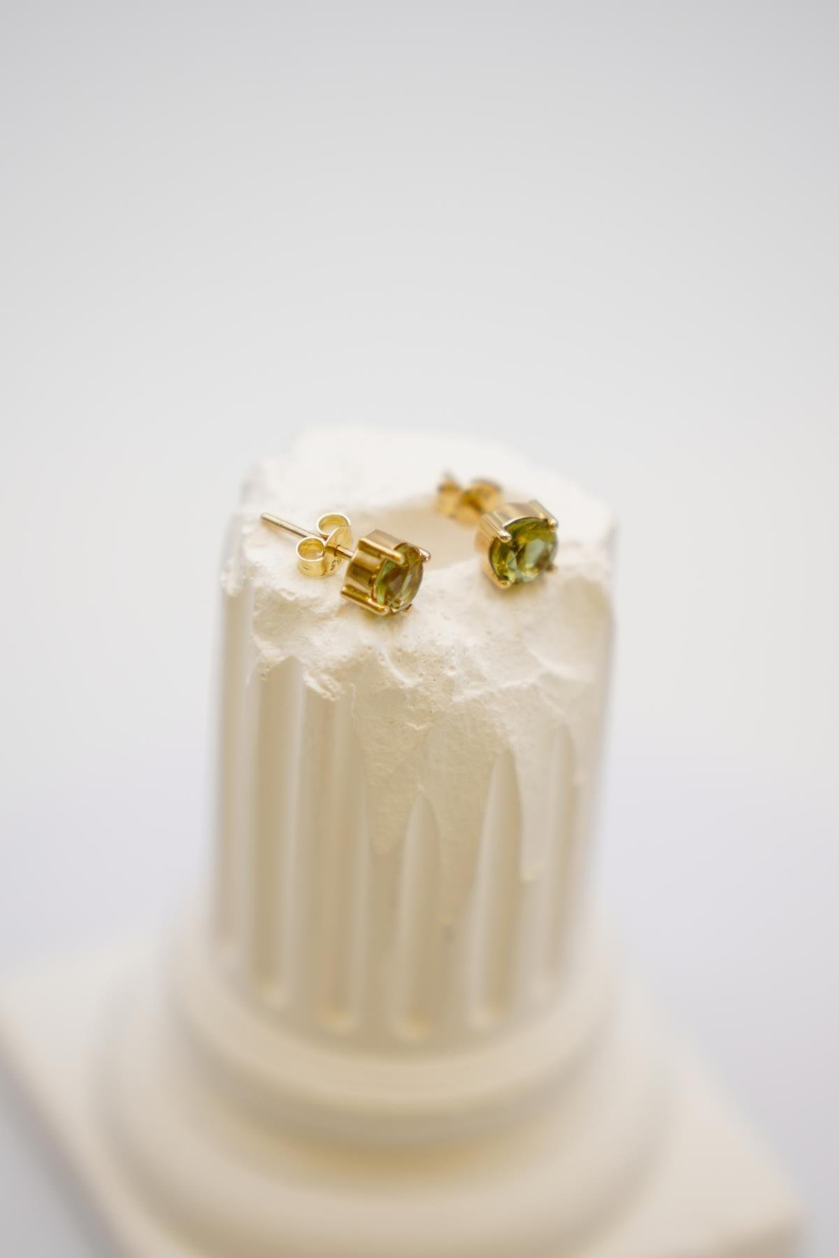 14 Ayar Altın Altıgen Formda Zultanit Taşlı Küpe – Işıltılı Minimalist Tasarım