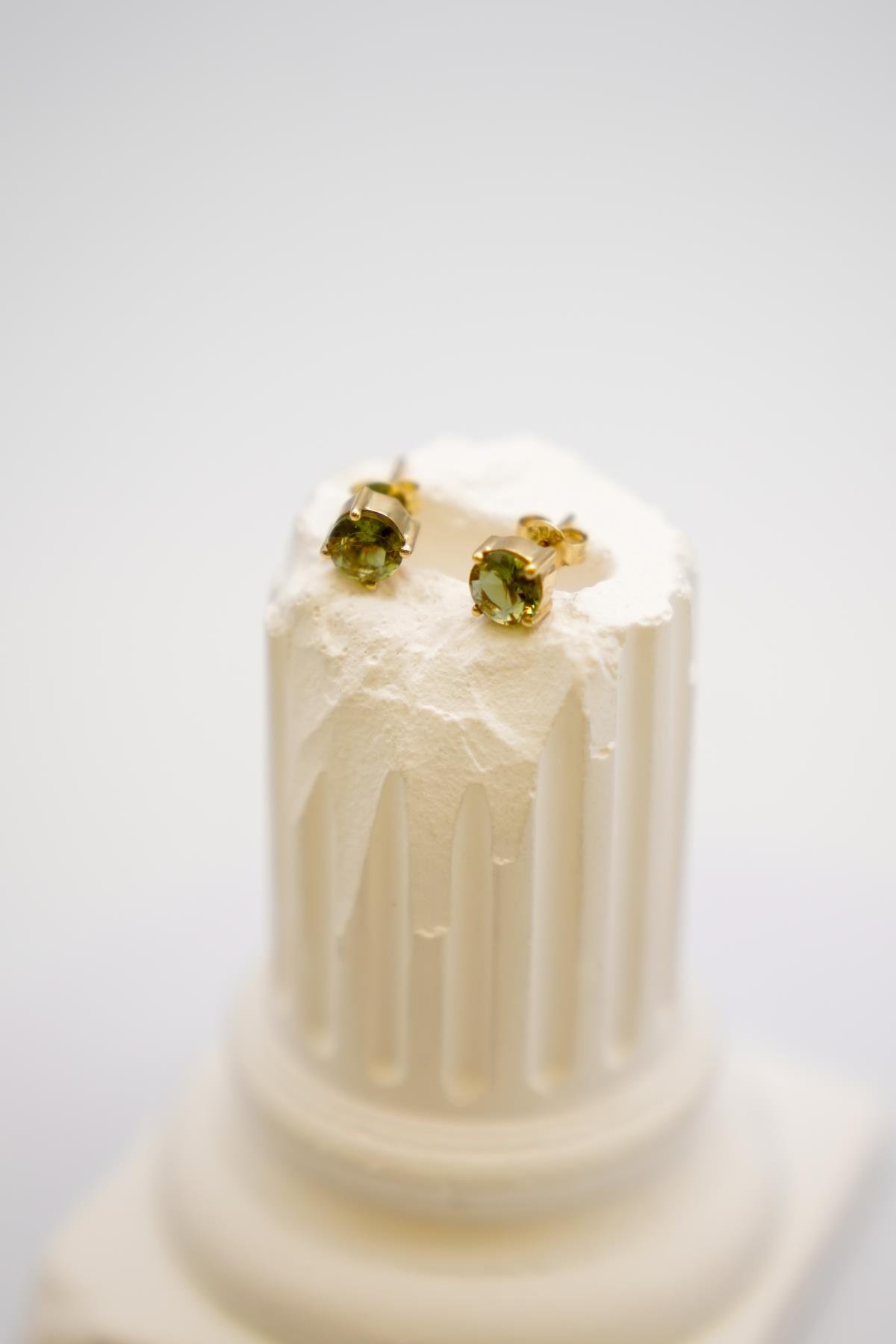 14 Ayar Altın Altıgen Formda Zultanit Taşlı Küpe – Işıltılı Minimalist Tasarım