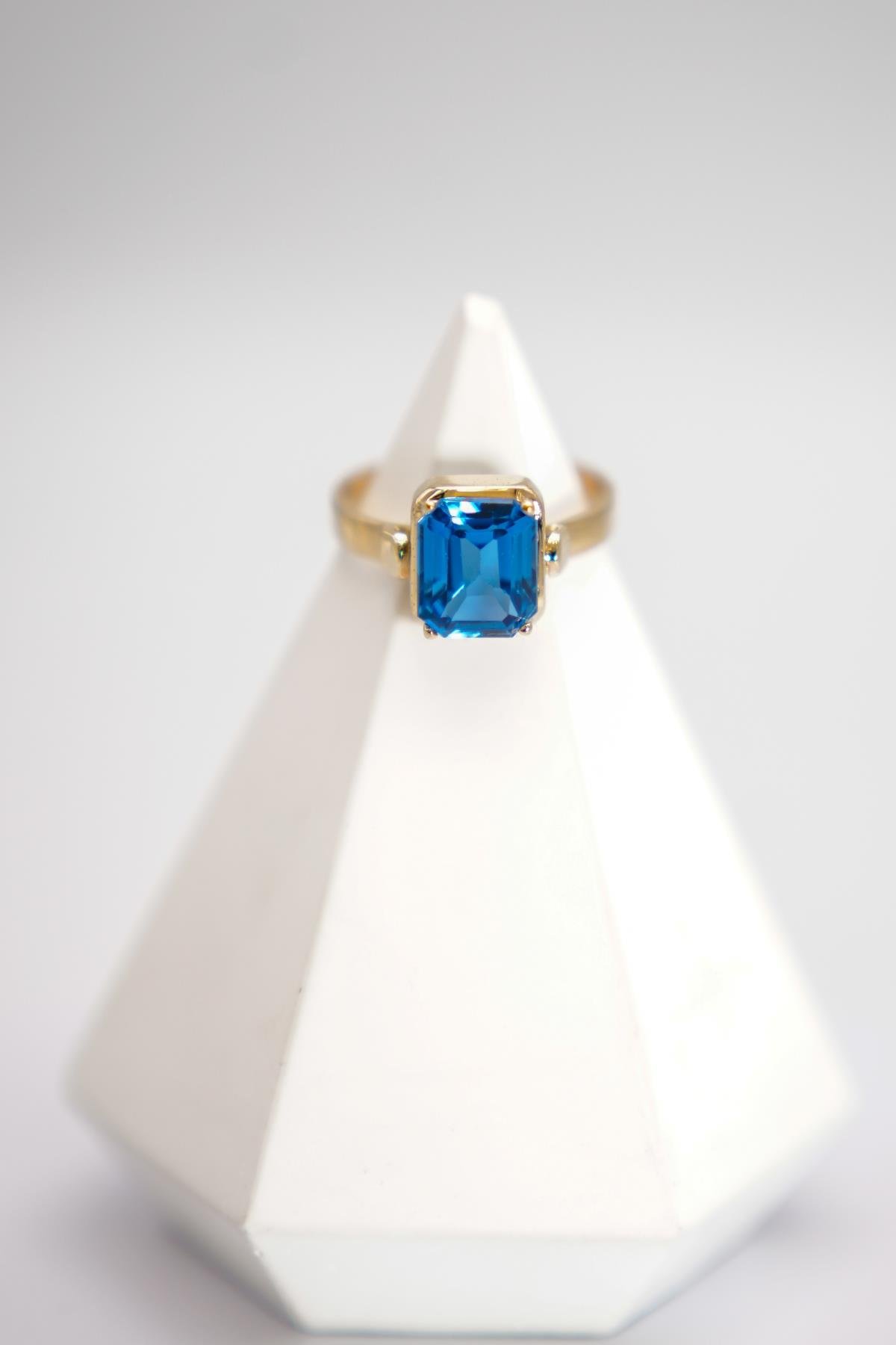 14 Ayar Altın Baget Kesim London Topaz Yüzük – Derin Mavi Tonlarda Klasik Şıklık