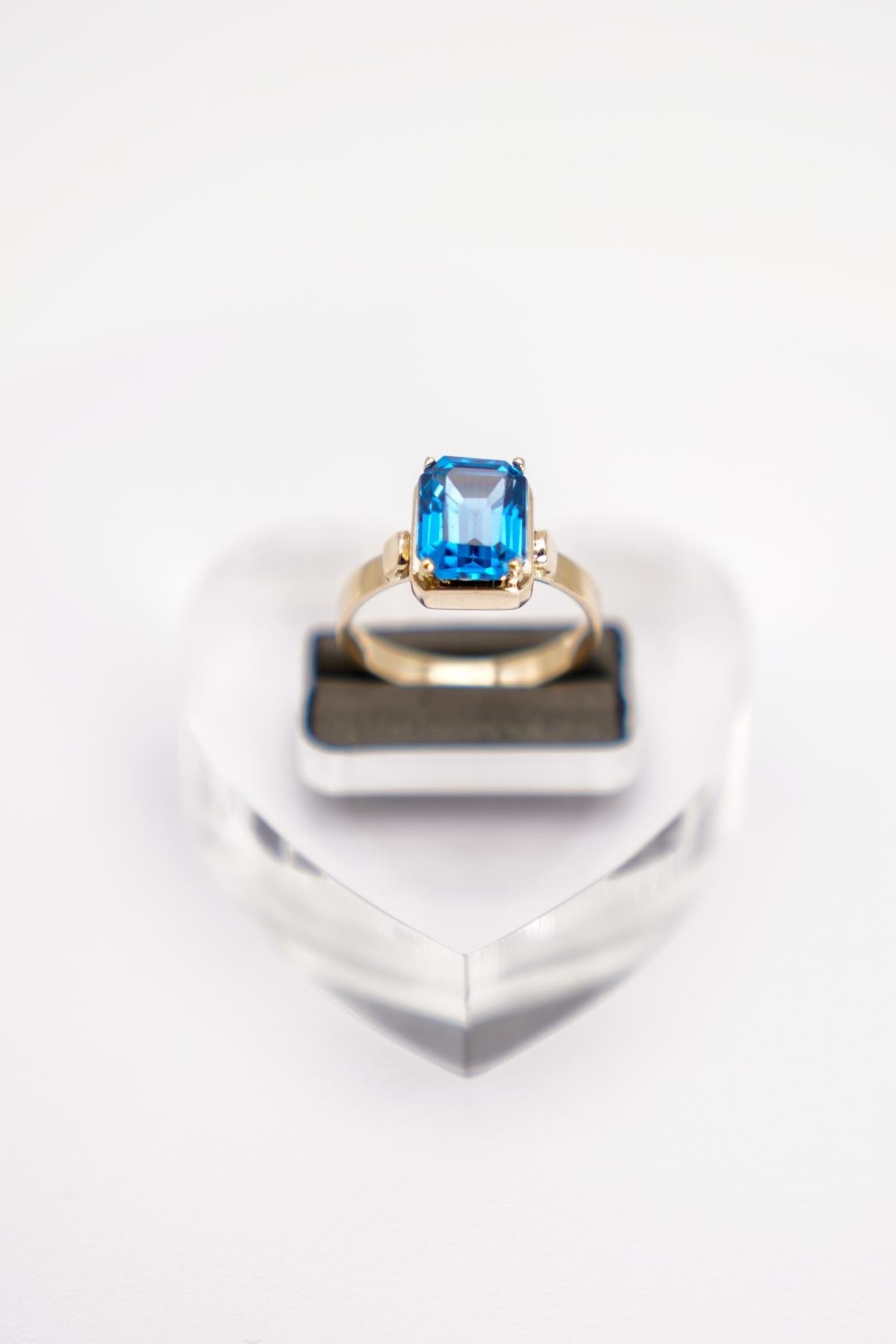 14 Ayar Altın Baget Kesim London Topaz Yüzük – Derin Mavi Tonlarda Klasik Şıklık