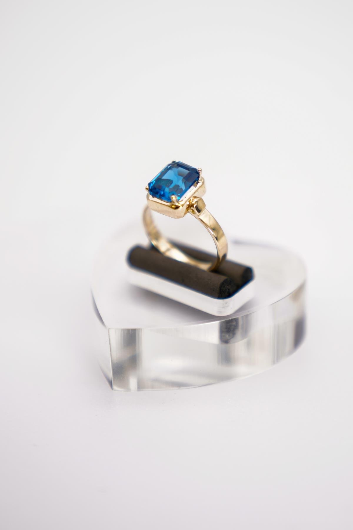 14 Ayar Altın Baget Kesim London Topaz Yüzük – Derin Mavi Tonlarda Klasik Şıklık