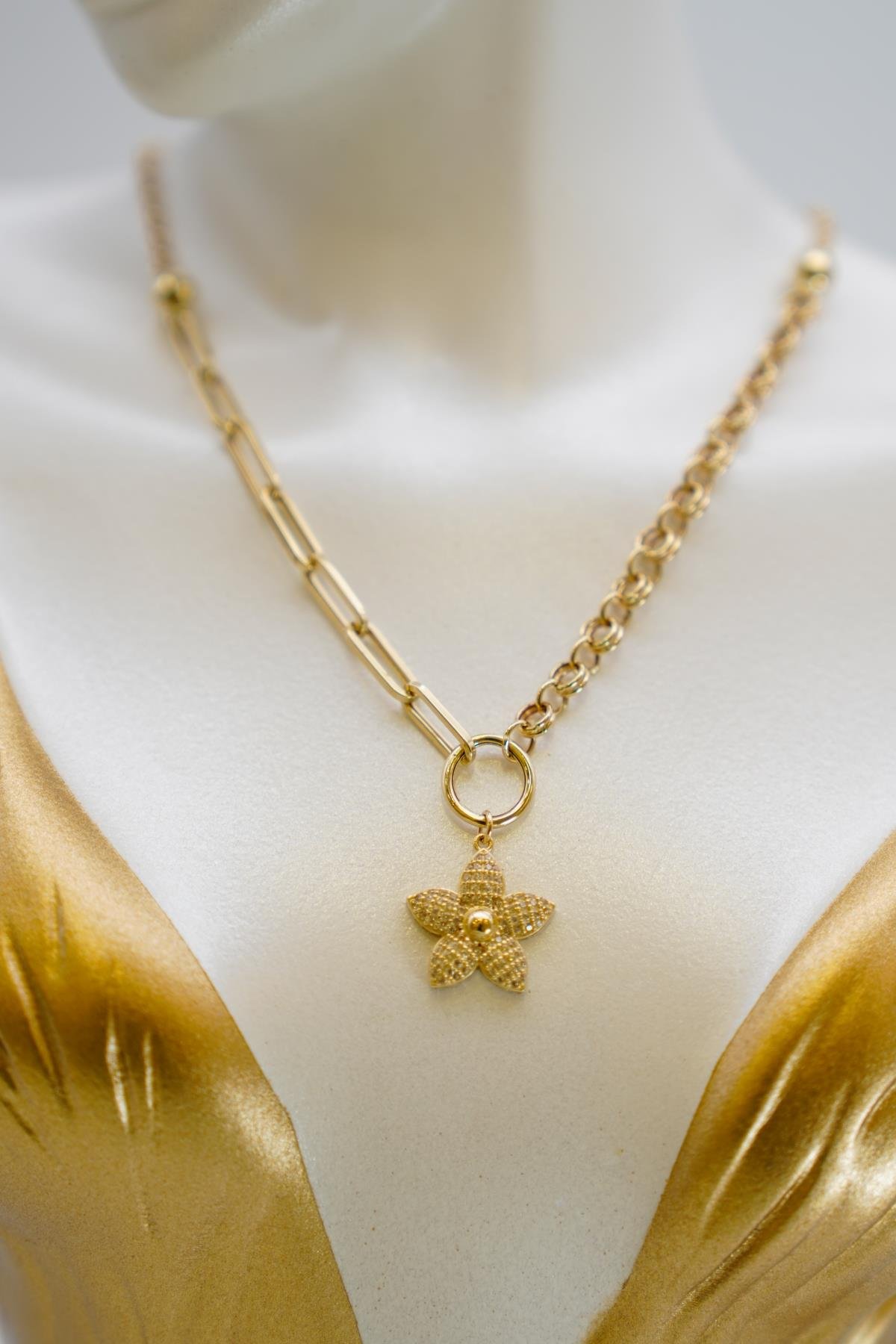 14 Ayar Altın Çiçek Figürlü Zincir Kolye – Zarif Formda Işıltılı ve Modern Bir Seçenek