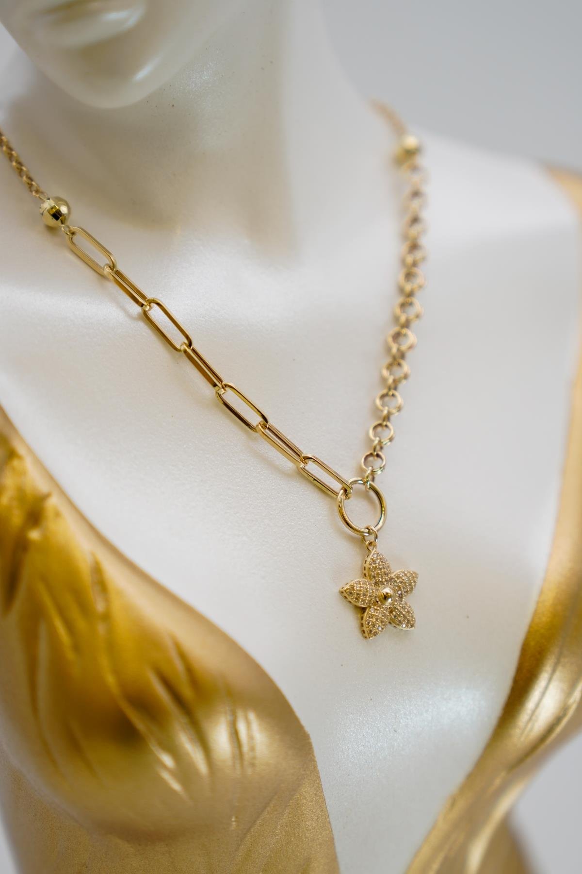 14 Ayar Altın Çiçek Figürlü Zincir Kolye – Zarif Formda Işıltılı ve Modern Bir Seçenek