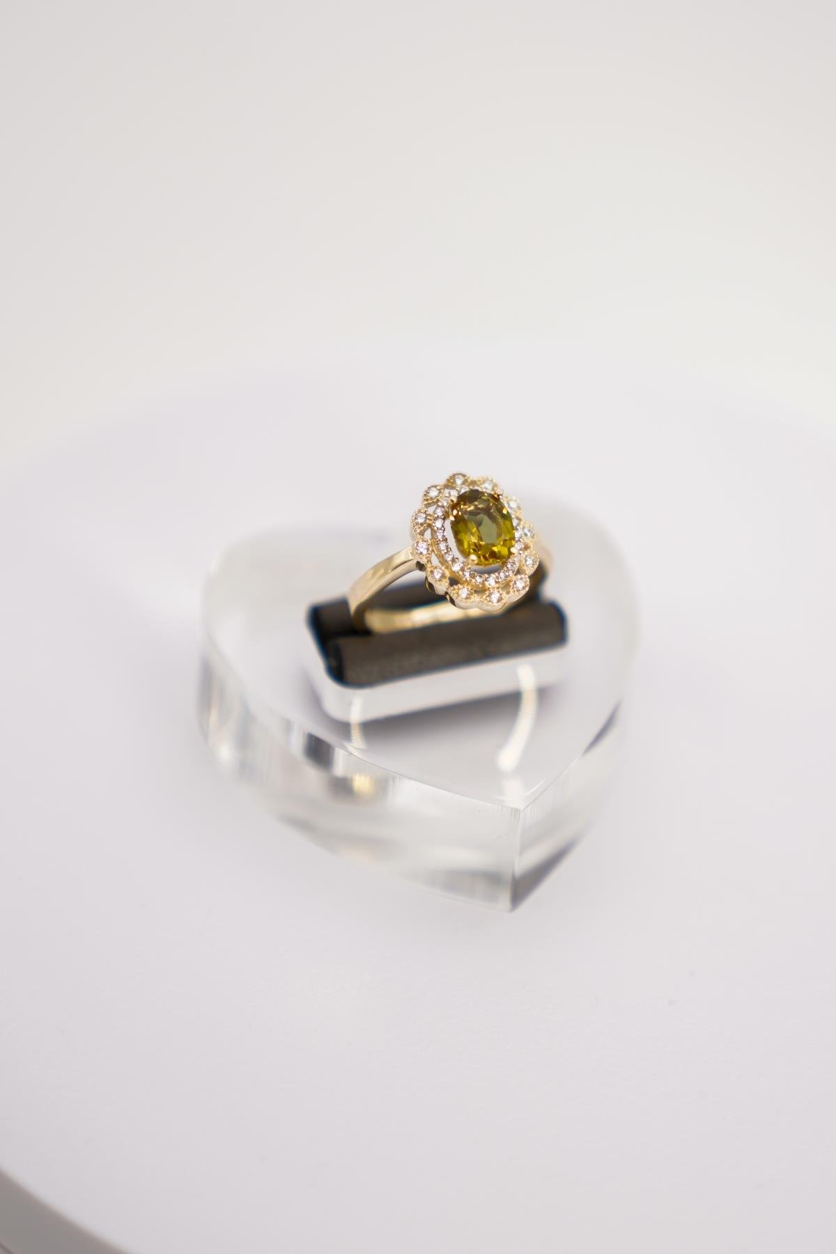 14 Ayar Altın Çift Sıra Taşlı Sultanit Yüzük – Zarif Işık Geçişleri ve Klasik Çiçek Formu