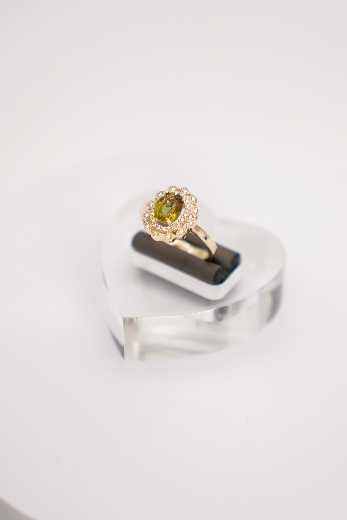 14 Ayar Altın Çift Sıra Taşlı Sultanit Yüzük – Zarif Işık Geçişleri ve Klasik Çiçek Formu