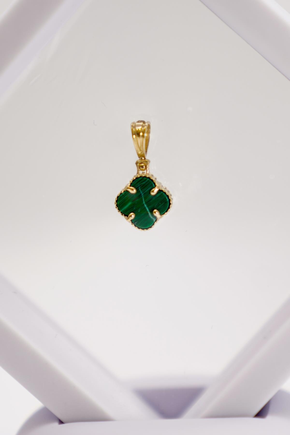 14 Ayar Altın Çift Taraflı Yonca Model Zümrüt Yeşili Taşlı Minimal Kolye Ucu