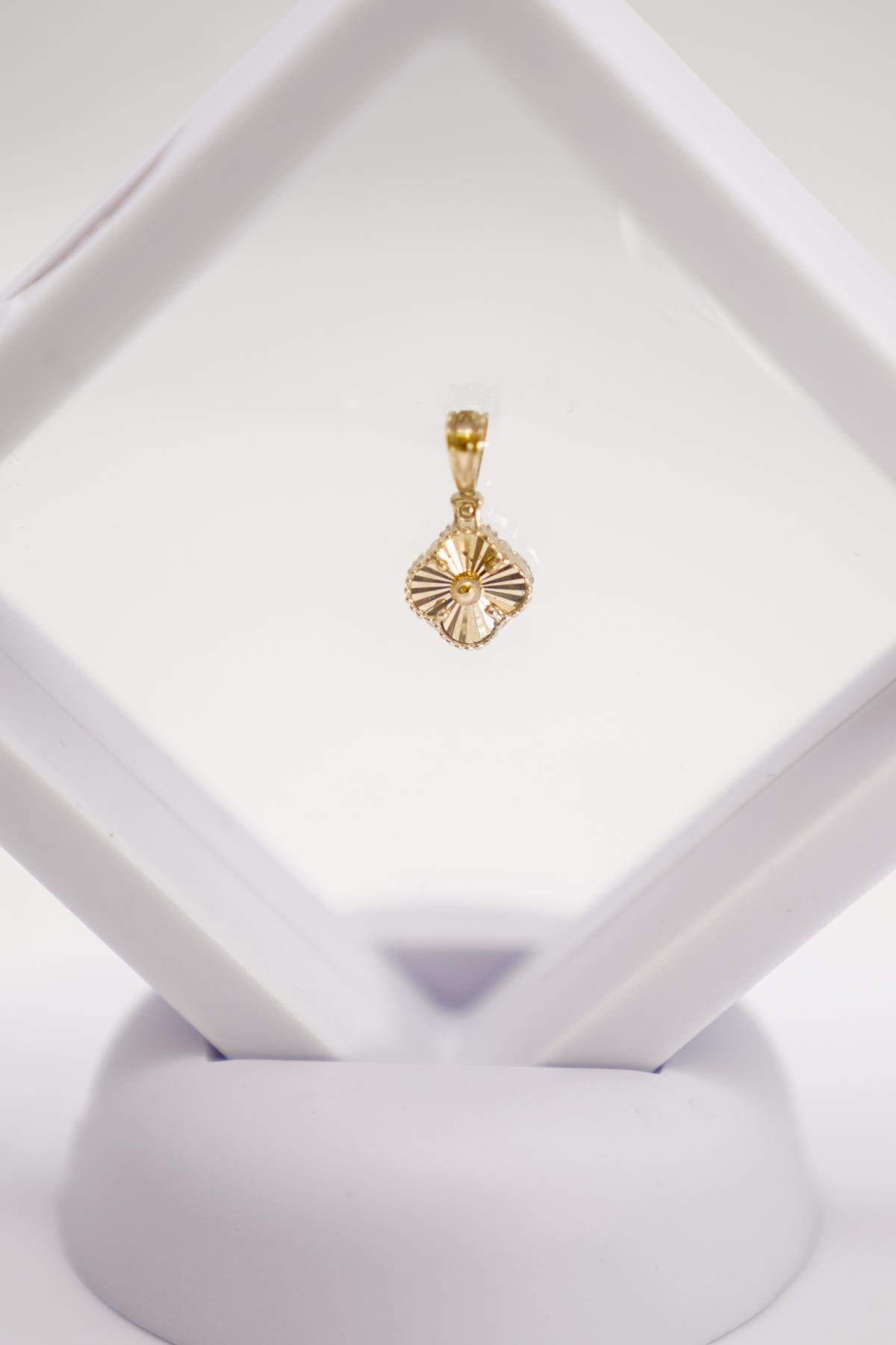 14 Ayar Altın Çift Taraflı Yonca Model Zümrüt Yeşili Taşlı Minimal Kolye Ucu