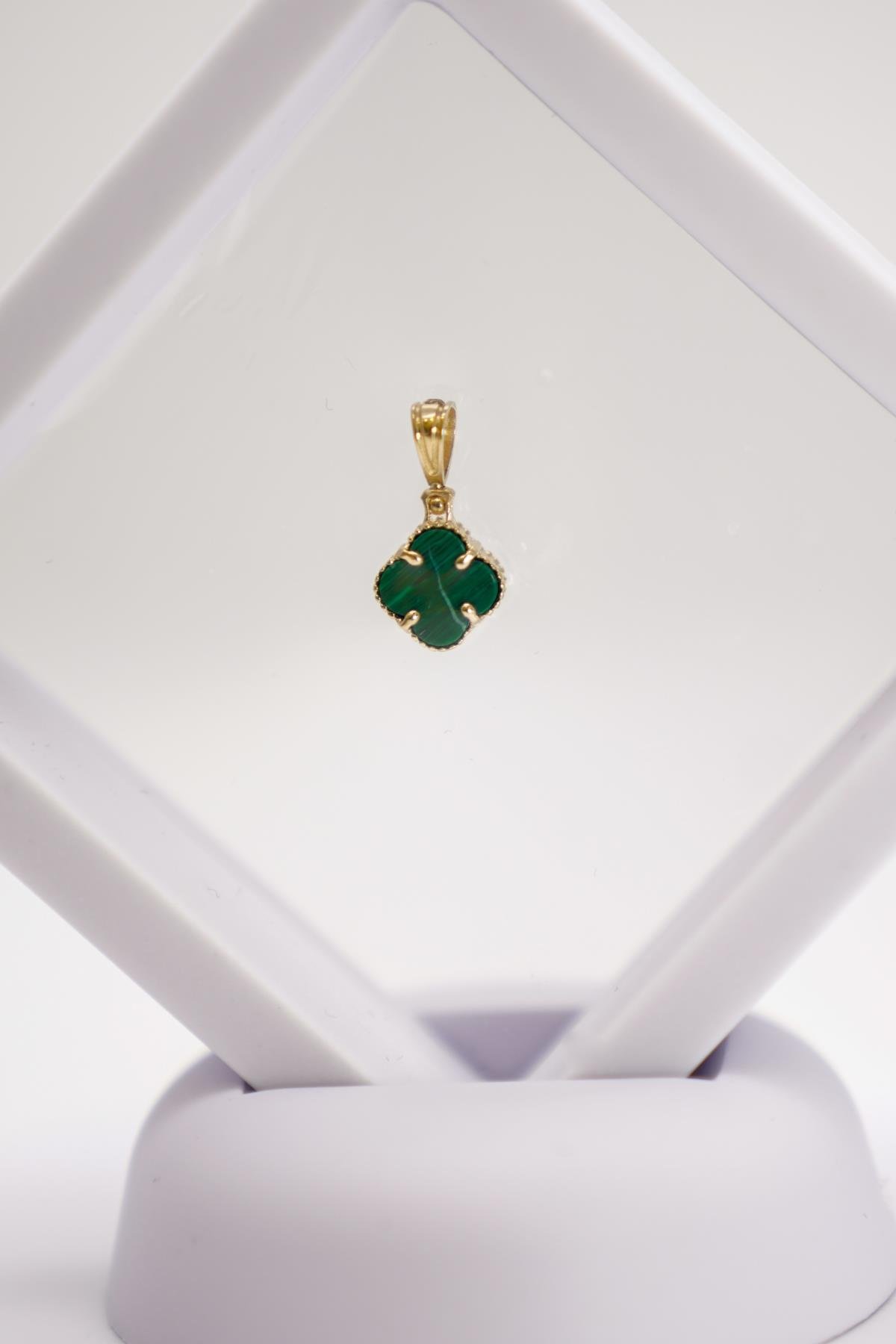 14 Ayar Altın Çift Taraflı Yonca Model Zümrüt Yeşili Taşlı Minimal Kolye Ucu