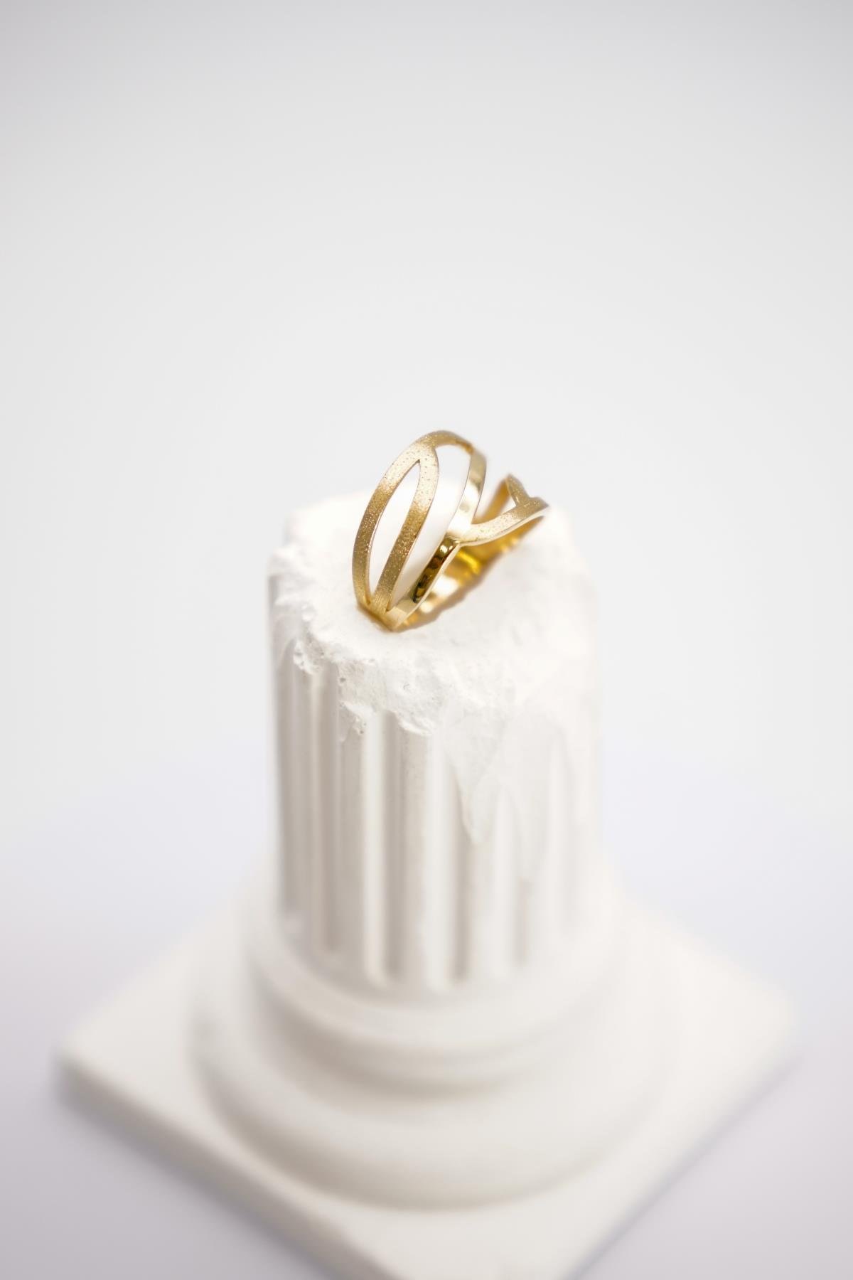 14 Ayar Altın Çizgisel Formlu Geniş Yüzük – Şık ve Gösterişli El İşçiliği Tasarımı