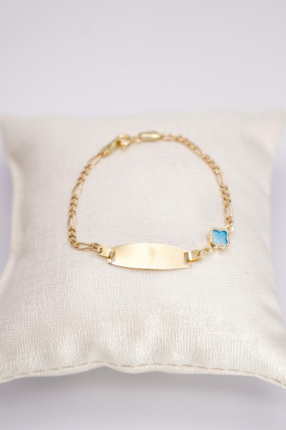 14 Ayar Altın Çocuk Bilekliği – Plakalı Model, Mavi Yonca Detaylı ve Zincirli Tasarım