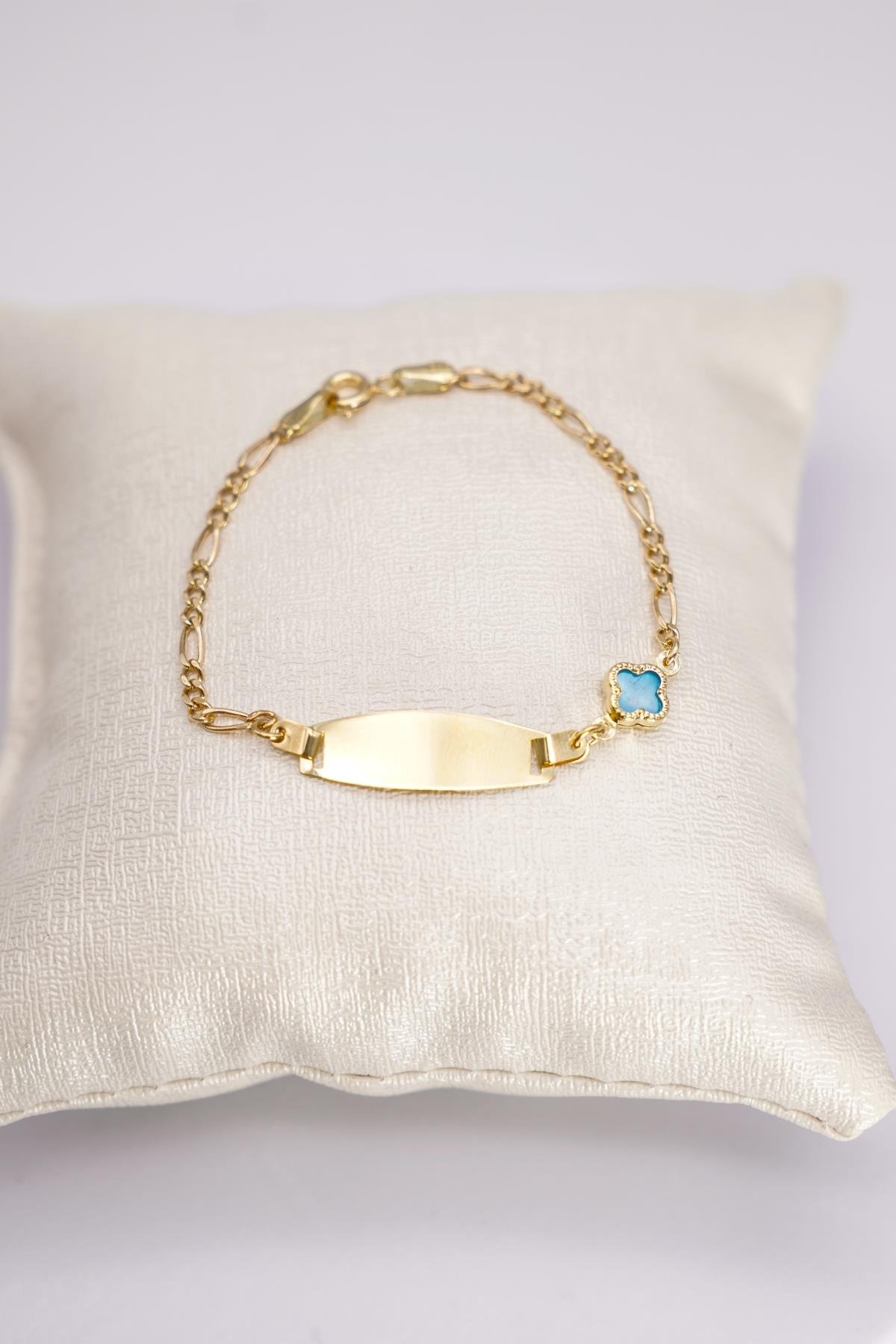 14 Ayar Altın Çocuk Bilekliği – Plakalı Model, Mavi Yonca Detaylı ve Zincirli Tasarım