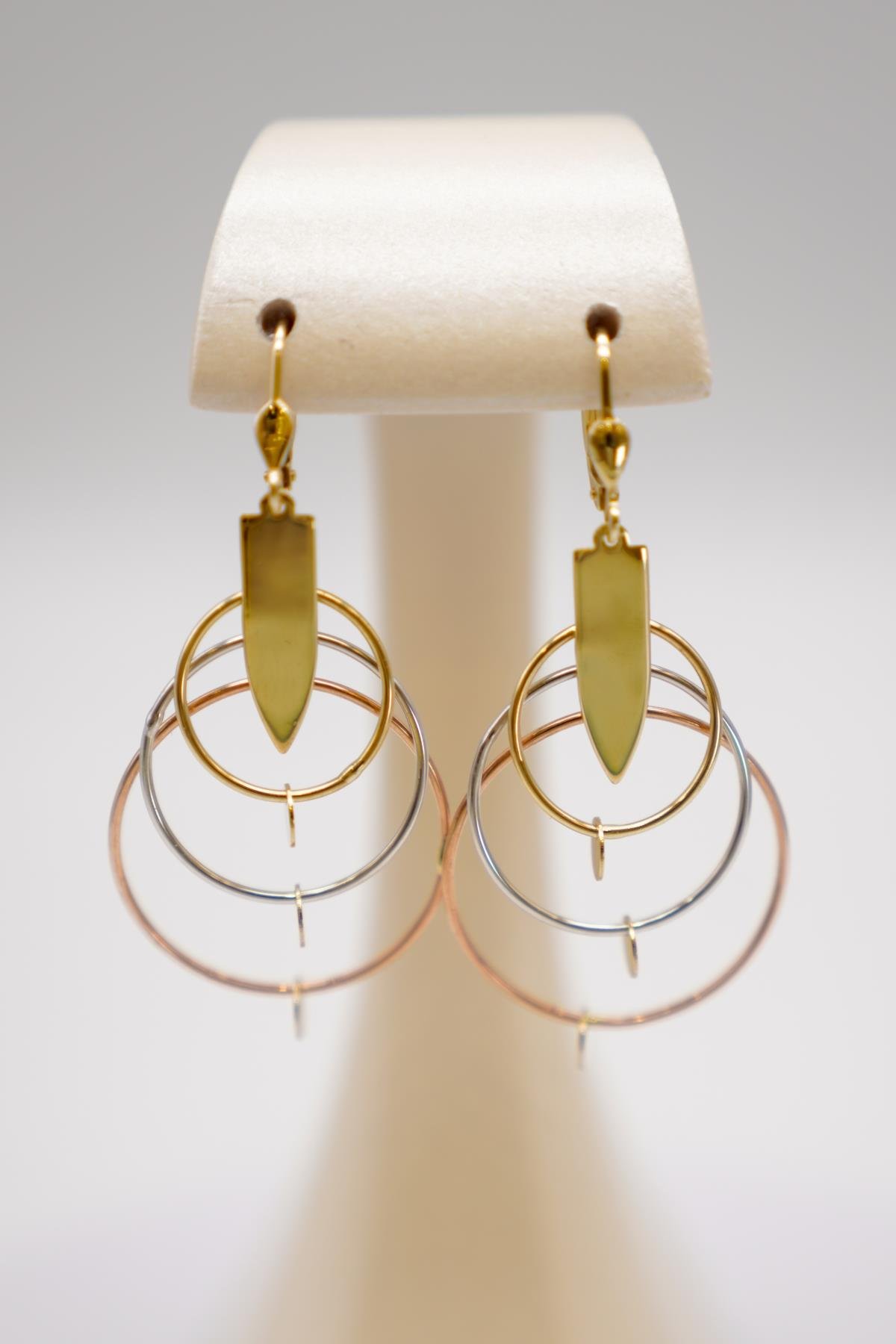 14 Ayar Altın Çoklu Halka Detaylı Küpe – Modern Tasarım, Hafif ve Gösterişli Form