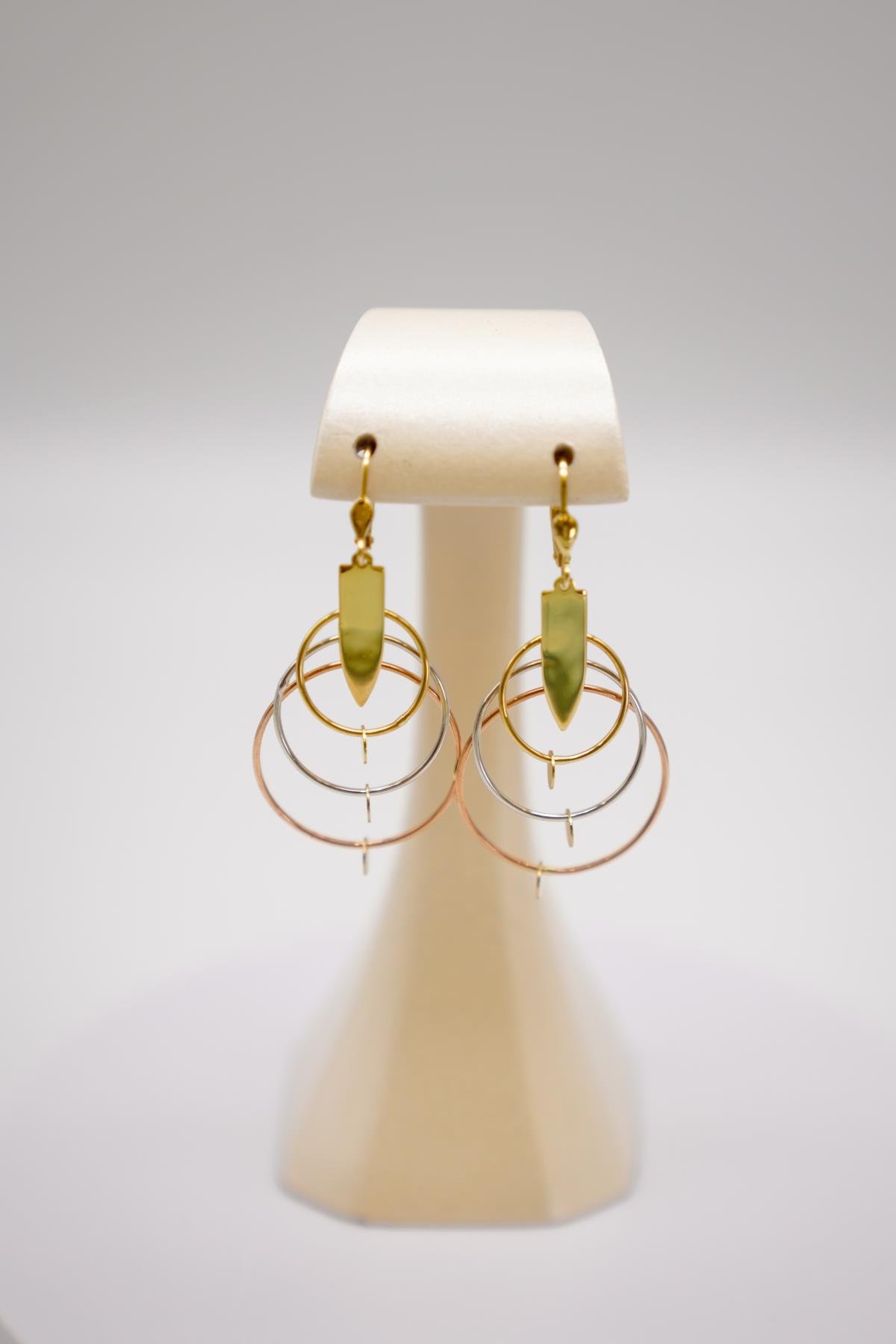 14 Ayar Altın Çoklu Halka Detaylı Küpe – Modern Tasarım, Hafif ve Gösterişli Form