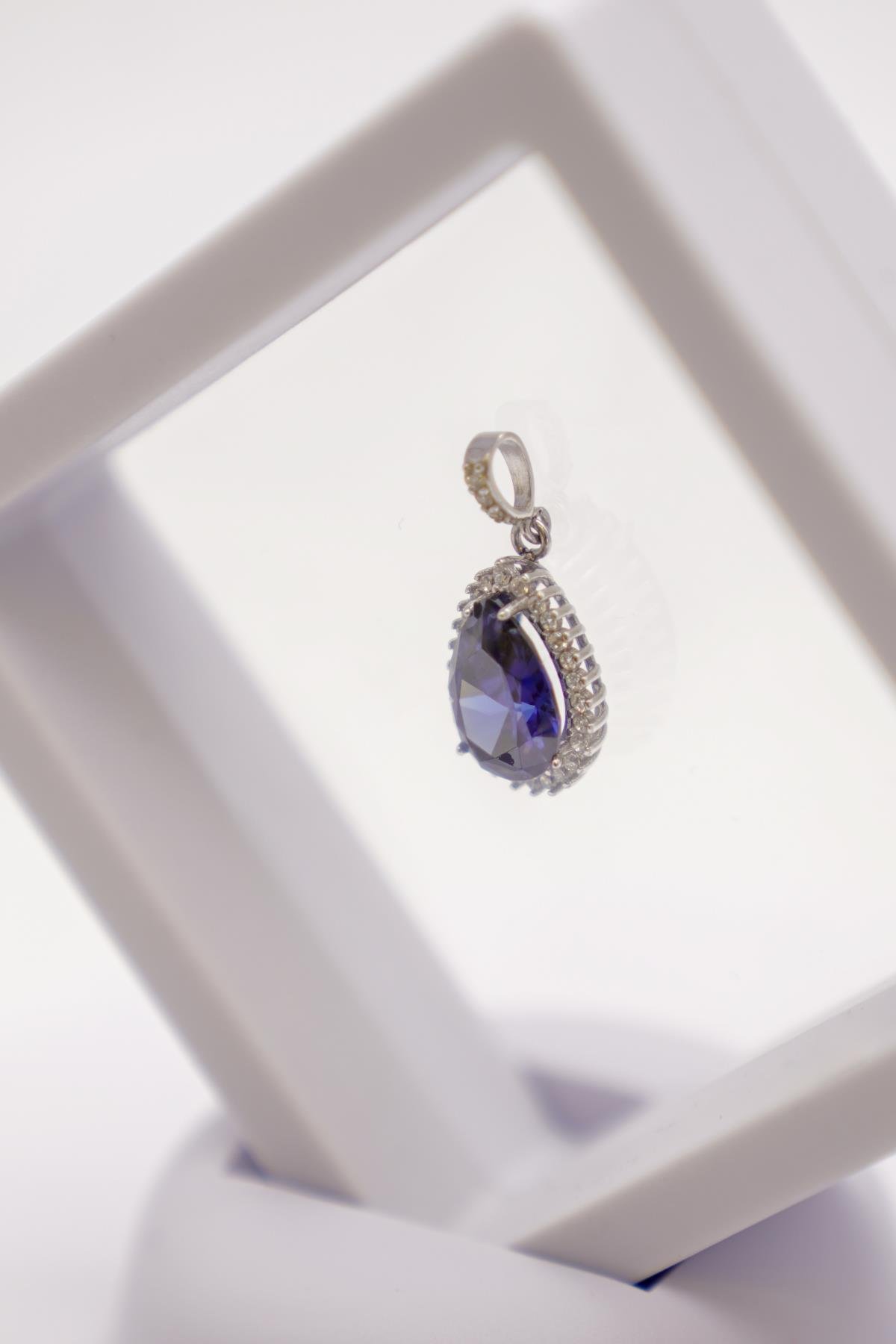 14 Ayar Altın Damla Kesim Tanzanit ve Zirkon Taşlı Göz Alıcı Kolye Ucu