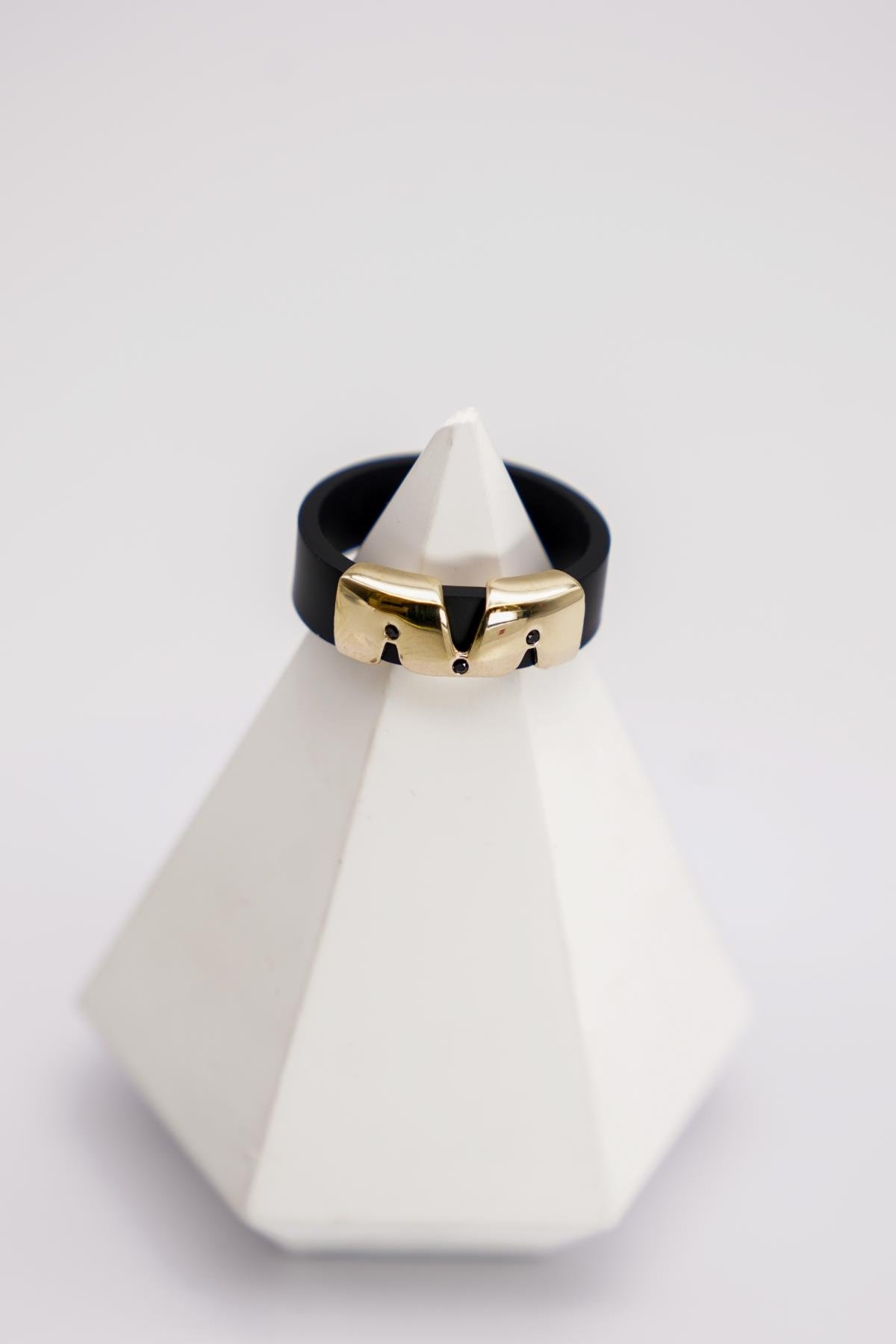 14 Ayar Altın Detaylı Siyah Kauçuk Yüzük – Cesur ve Modern Stilde Özgün Yüzük Modeli
