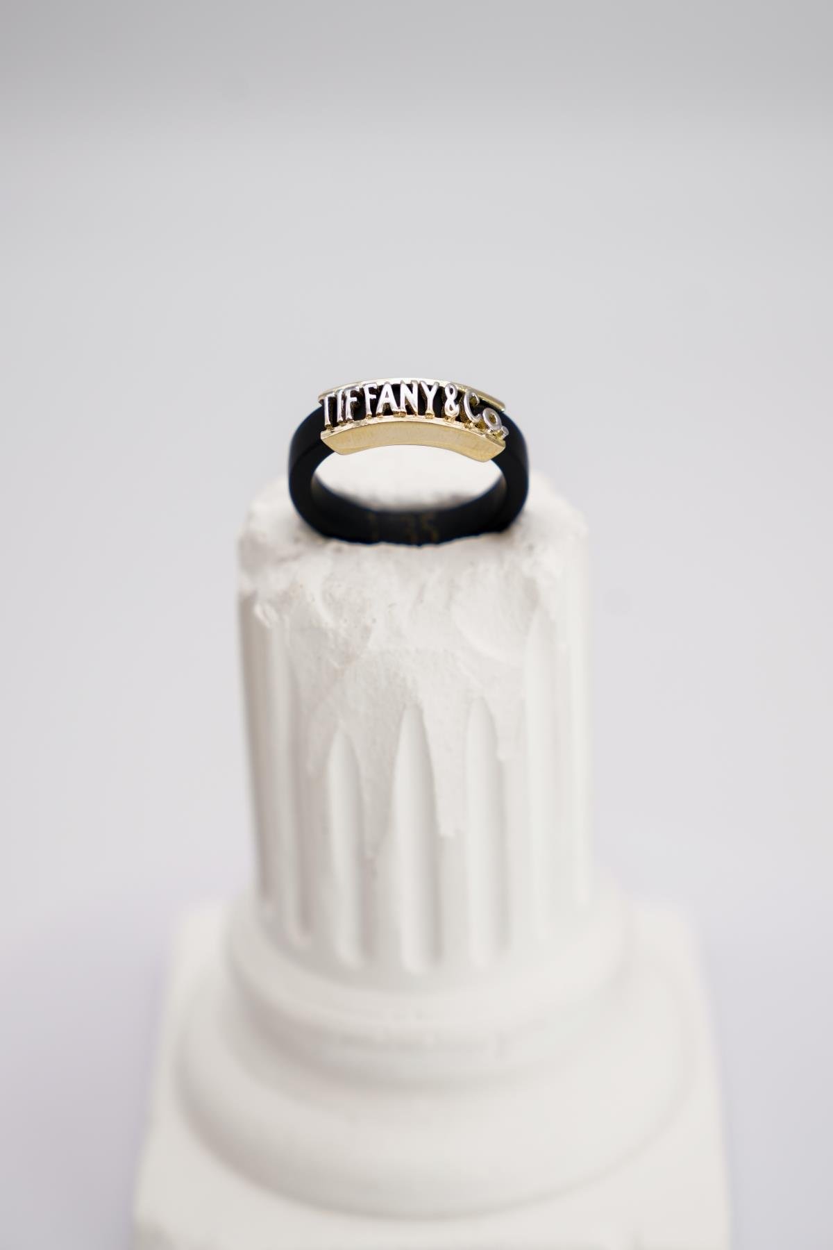 14 Ayar Altın Detaylı Siyah Kauçuk Yüzük – Modern Tasarımlı Hafif ve Rahat Aksesuar